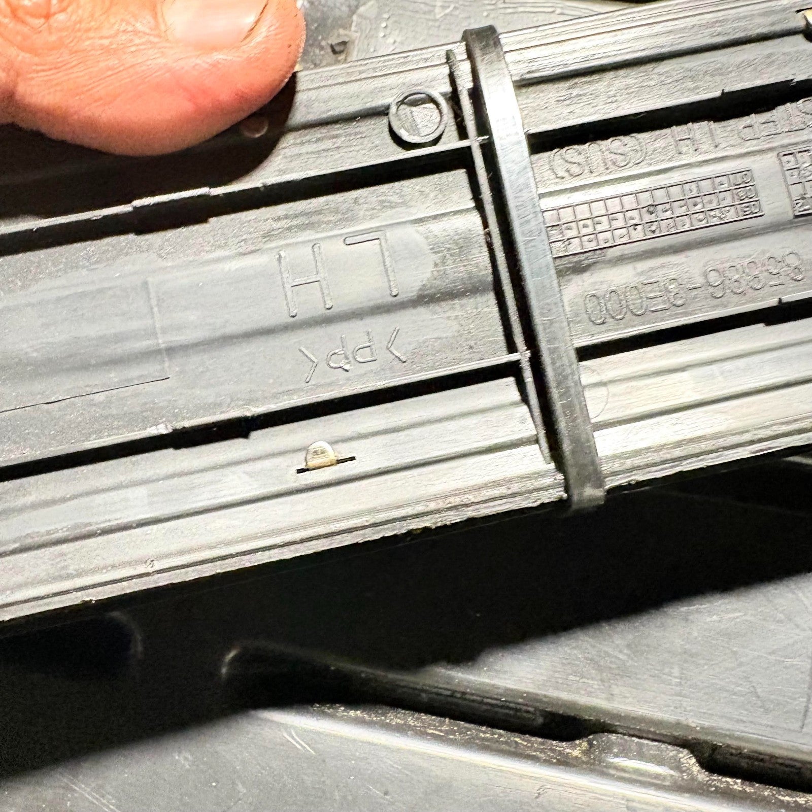 Kia Sorento Entry Step Trim Front Side Pair 85886-3E000 2002-2006
