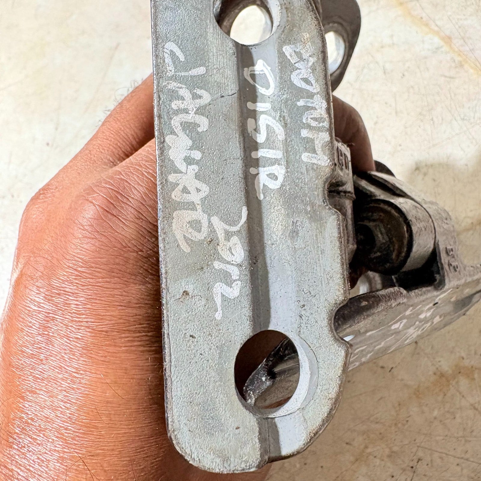 JAGUAR 2012 REAR RIGHT DOOR HINGE LOWER & FRONT LEFT HINGE UPPER AA8SA1120031