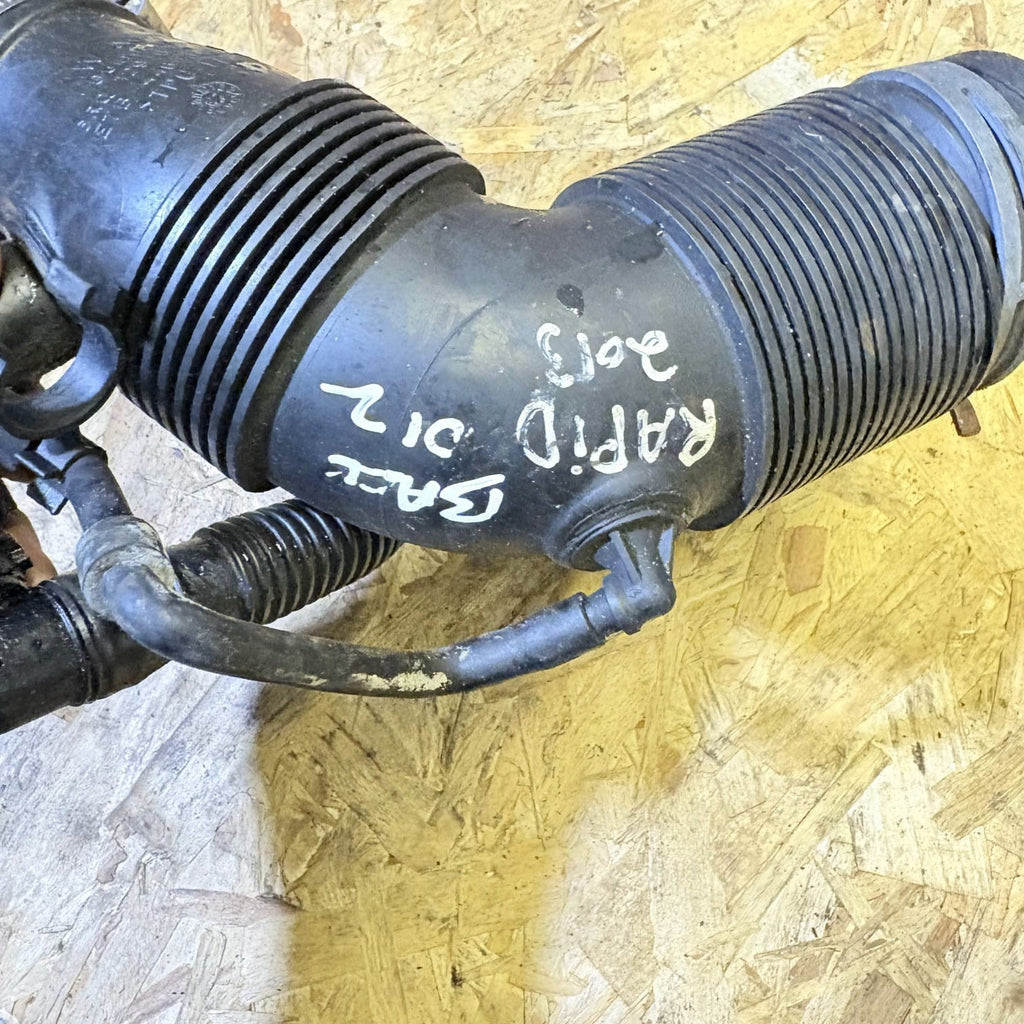 2013 AUDI A1 VW 1.6 CAY AIR INTAKE PIPE 6R0129654C
