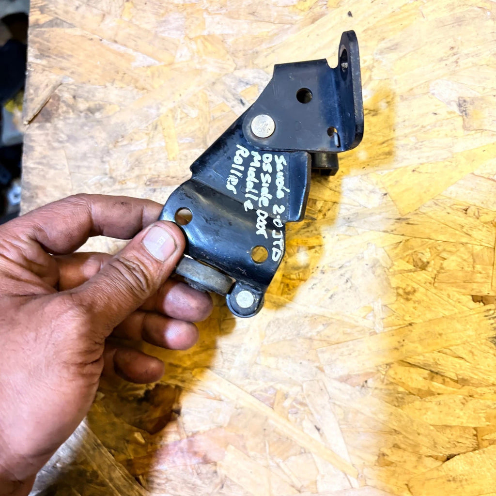FIAT SCUDO O/S SIDE DOOR MIDDLE ROLLER 2007 - 2015
