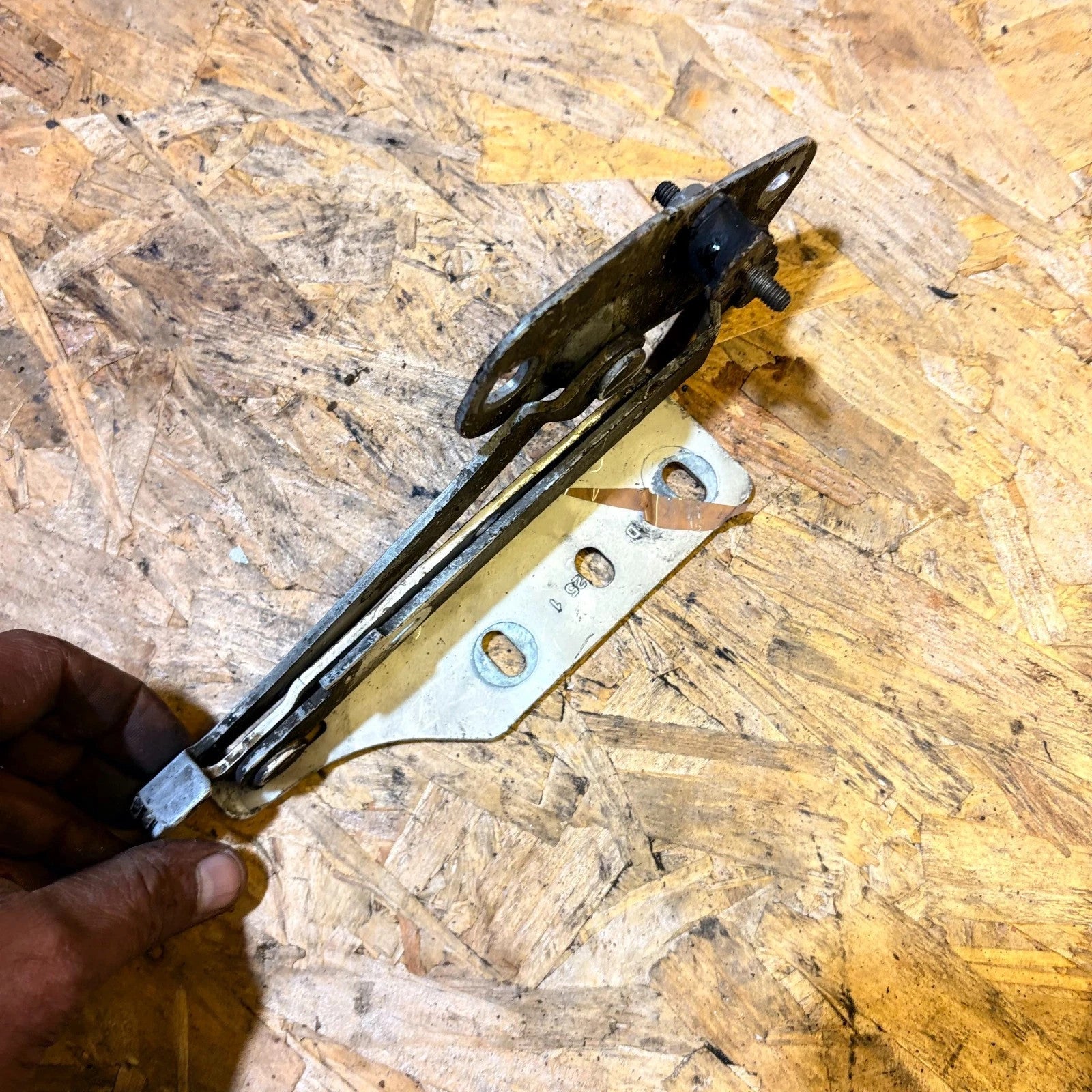 NISSAN 1998-2006 FRONT BONNET HINGE