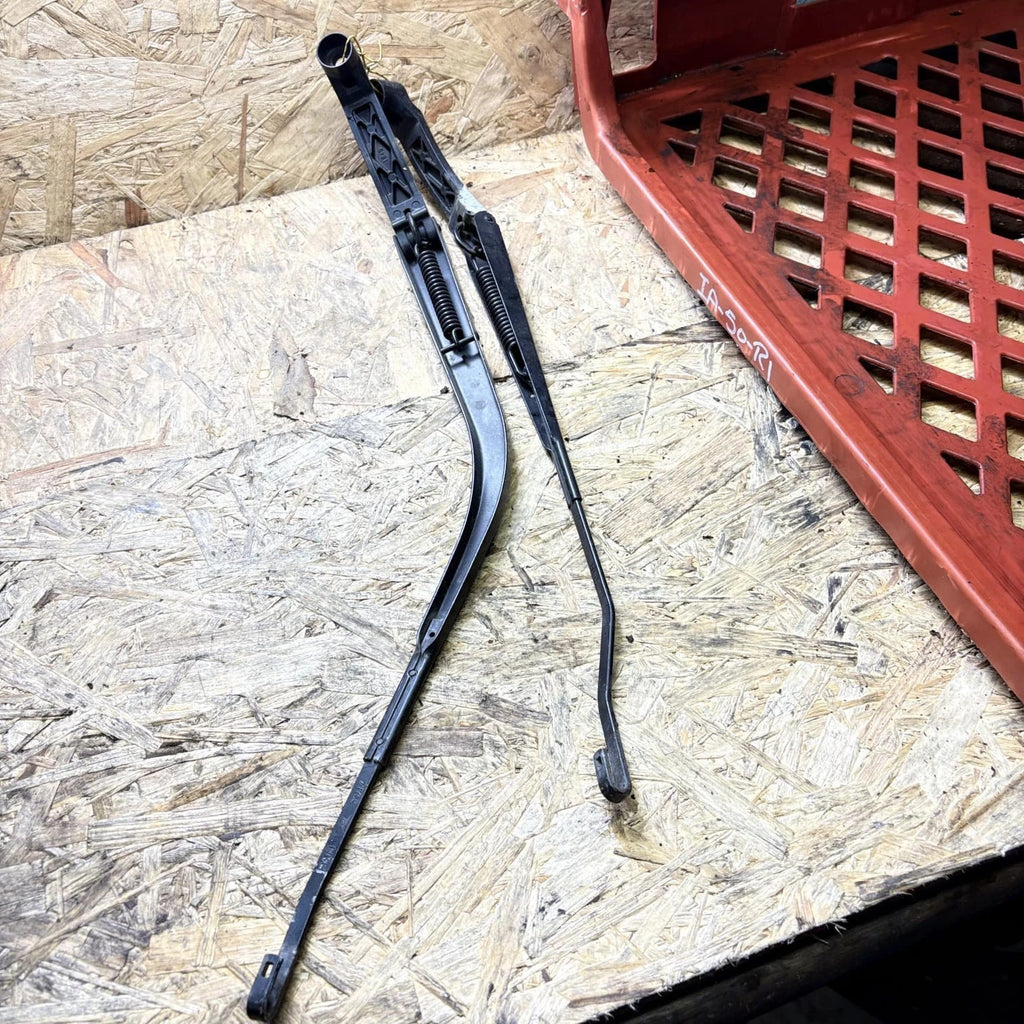 Mitsubishi Outlander SPORT L550 MK1 PAIR OF FRONT WIPER ARMS 2007