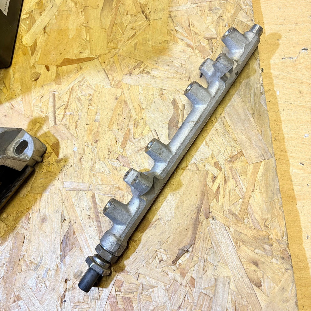 16-19 VW GOLF AUDI SEAT SKODA 1.5 TSI FUEL RAIL 05E133320