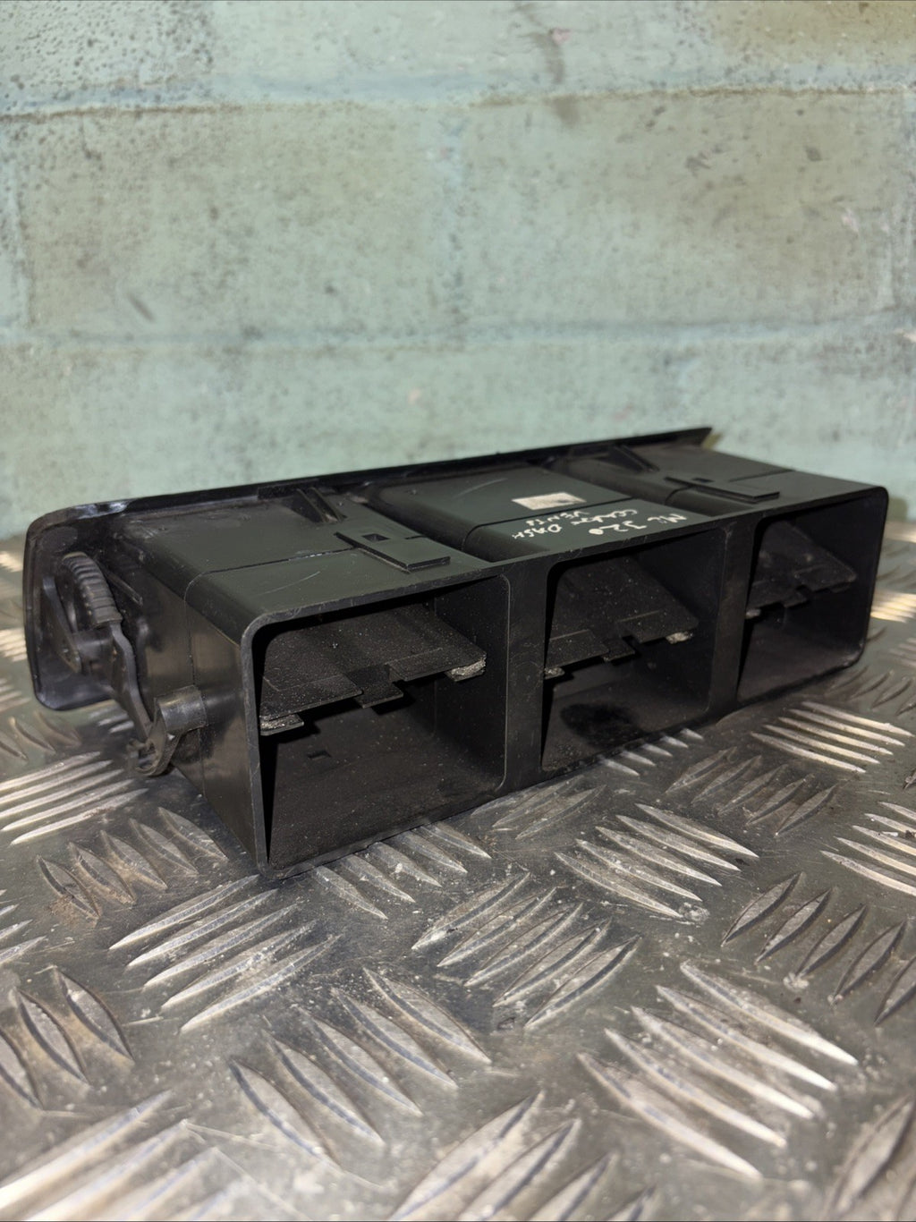 1997-2005 MERCEDES ML320 CLASS W163 DASHBOARD CENTER AIR VENT A1638300054