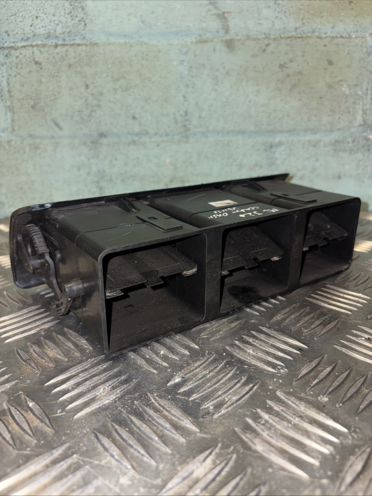 1997-2005 MERCEDES ML320 CLASS W163 DASHBOARD CENTER AIR VENT A1638300054
