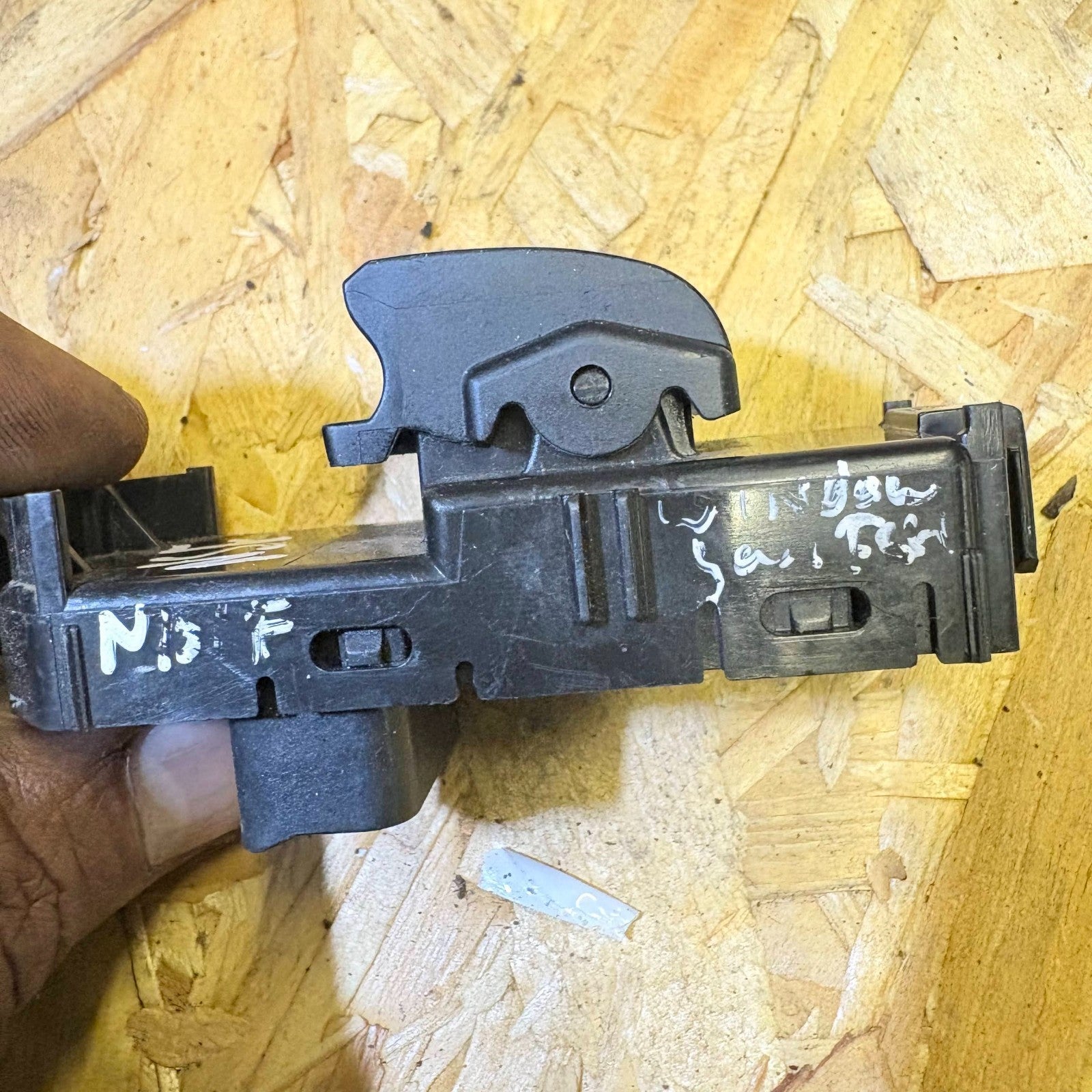 192752 LEFT FRONT POWER WINDOW SWITCH/192752 FOR DAIHATSU SIRION