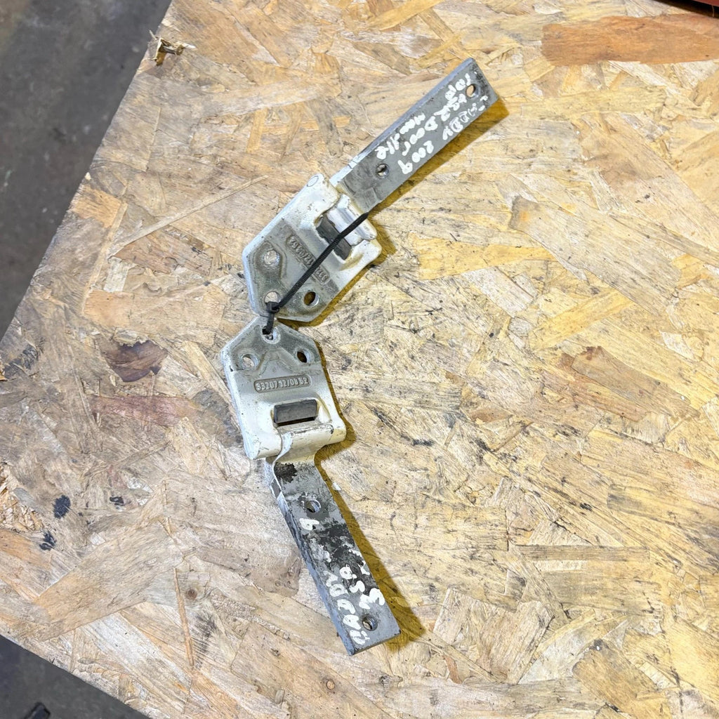 VOLKSWAGEN CADDY 2010-2015 RIGHT SIDE TOP/BOTTOM REAR DOOR HINGE 2K0827152C