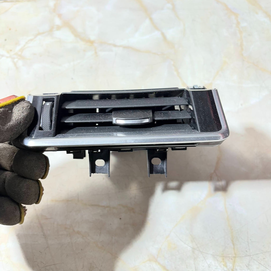 1017500004 Range Rover Velar L560 2017-2022 Left Dash Air Vent Breather