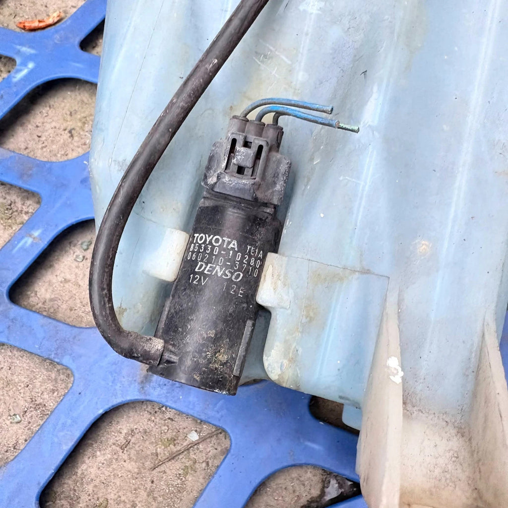 Toyota HiAce Windscreen Washer Bottle Reservoir & Pump 2004 2005 060351-833