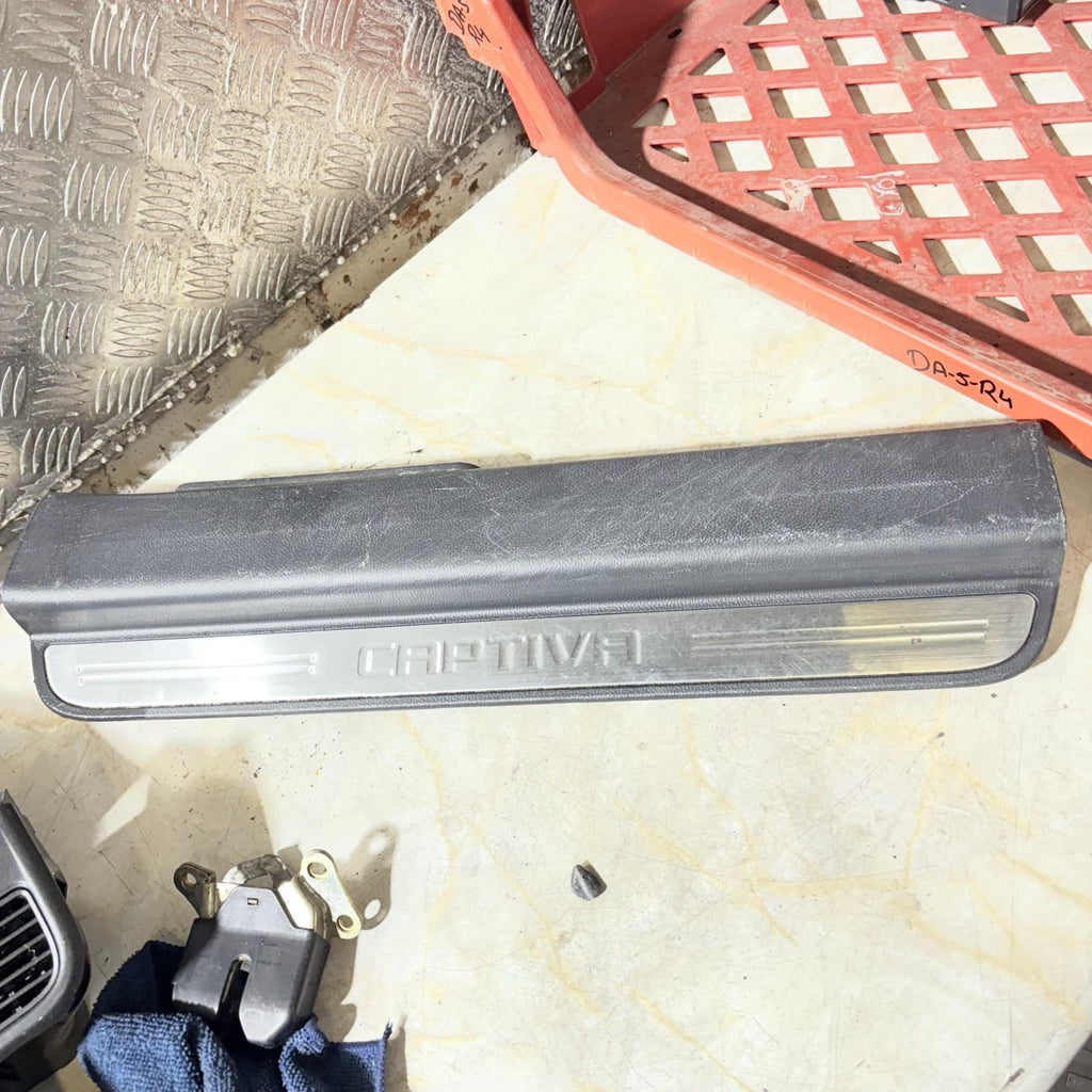 2010 VAUXHALL ANTARA Driver FRONT DOOR SILL KICK PLATE 96630459
