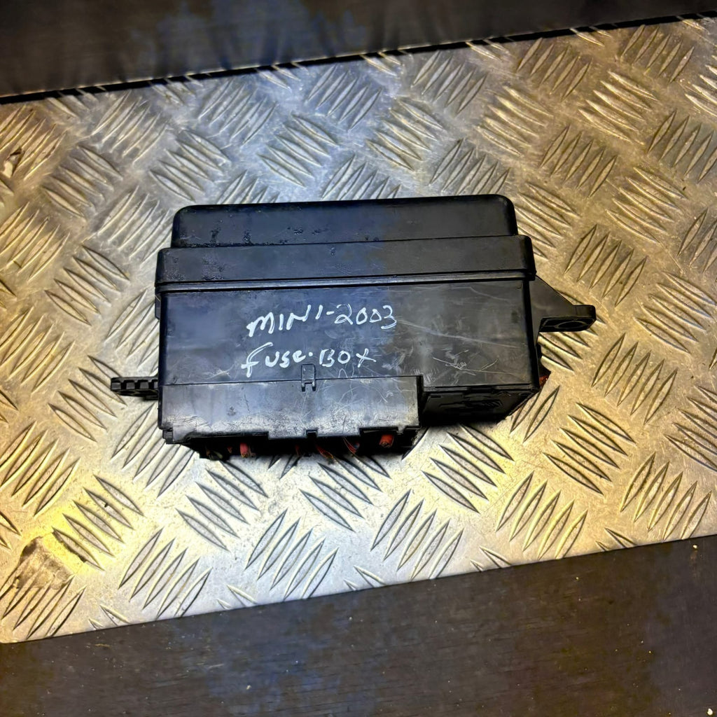 MINI COOPER ONE R50 2003 EXTERNAL UNDER BONNET ENGINE BAY FUSE BOX 142664