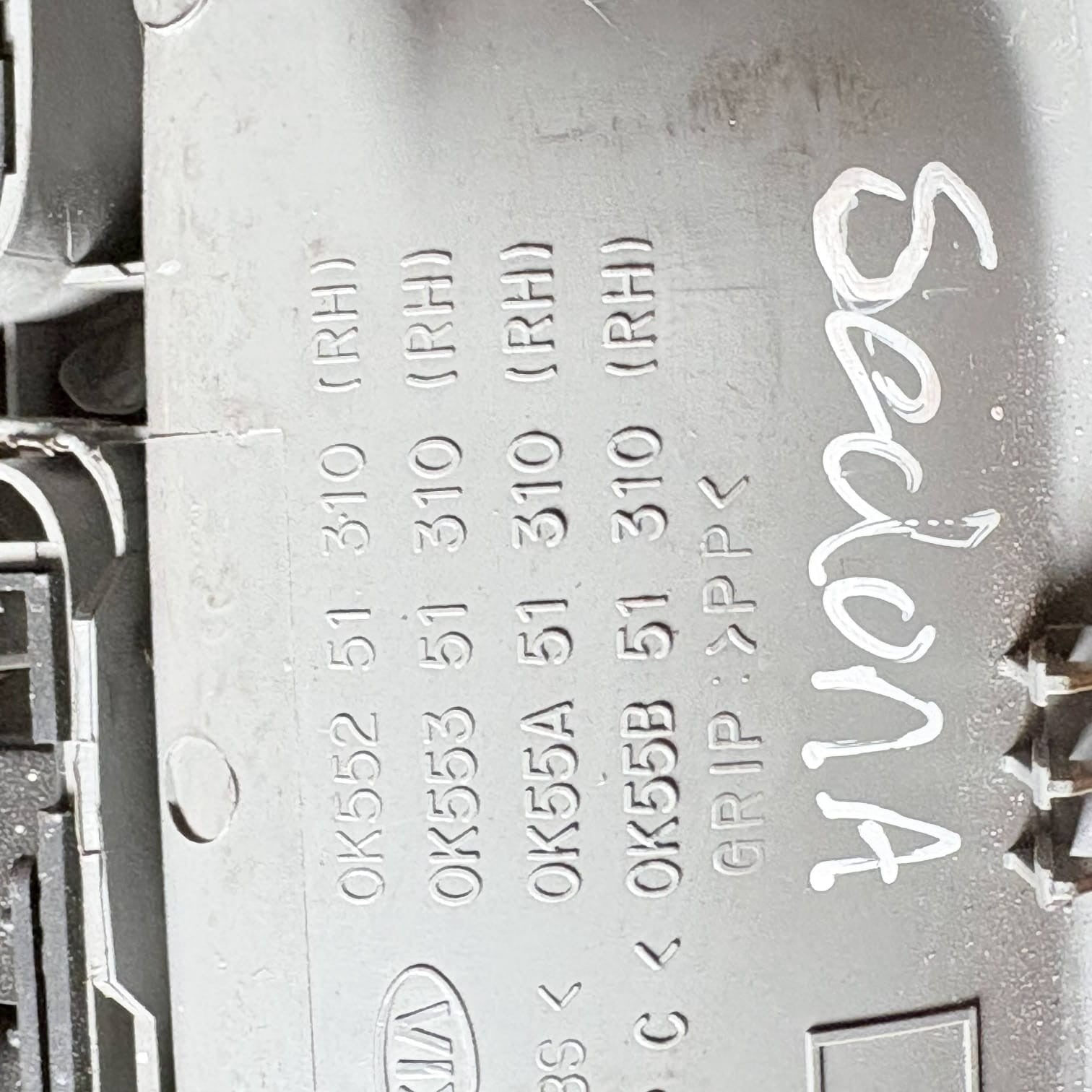 OK55251310 Kia Sedona 02-05 RH Roof Grab Handle Air Vent Reading Light Gray OEM