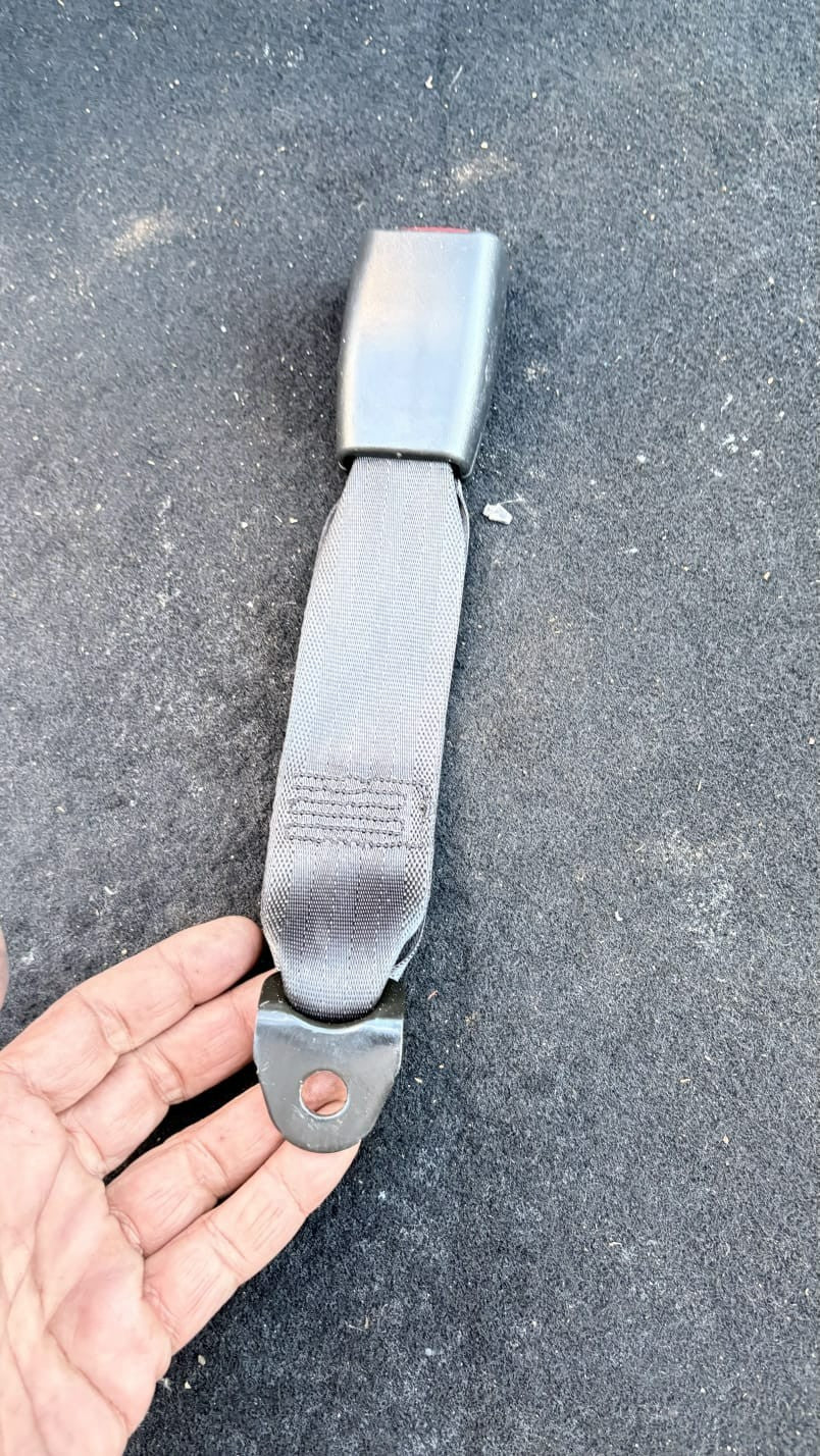 SSANGYONG KORANDO 2010-2019 REAR CENTER RIGHT SEAT BELT BUCKLE CATCH