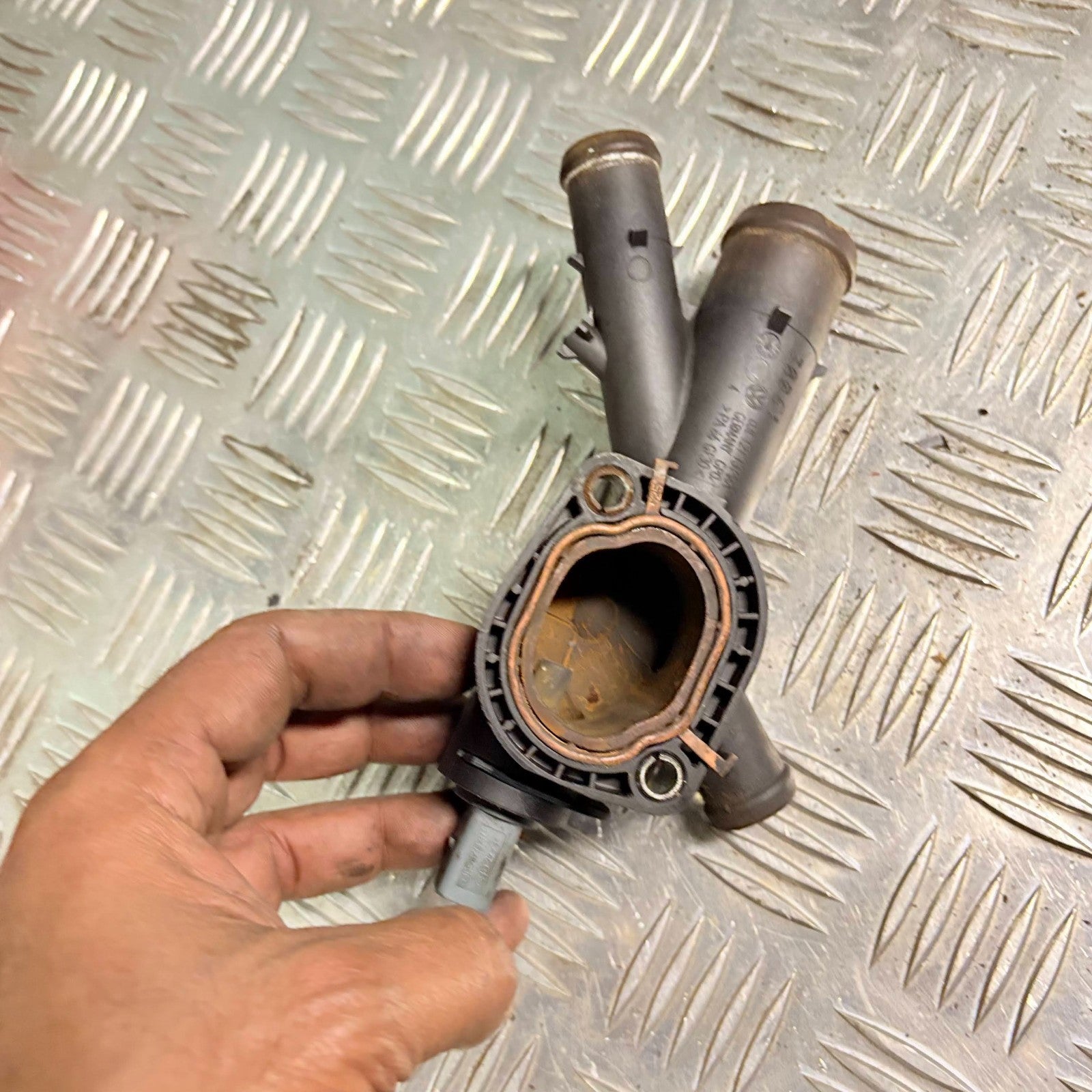 VW GOLF ENGINE COOLANT HOUSING TIGUAN PASSAT 03L 121 131 AA