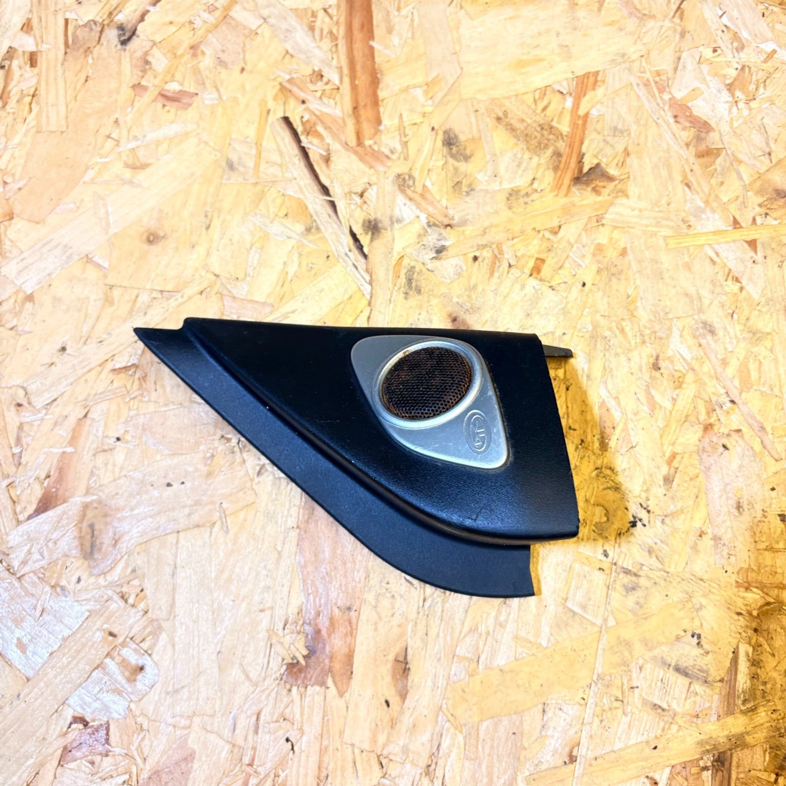 MITSUBISHI OUTLANDER 2007 RIGHT OFFSIDE FRONT DOOR TWEETER SPEAKER & TRIM