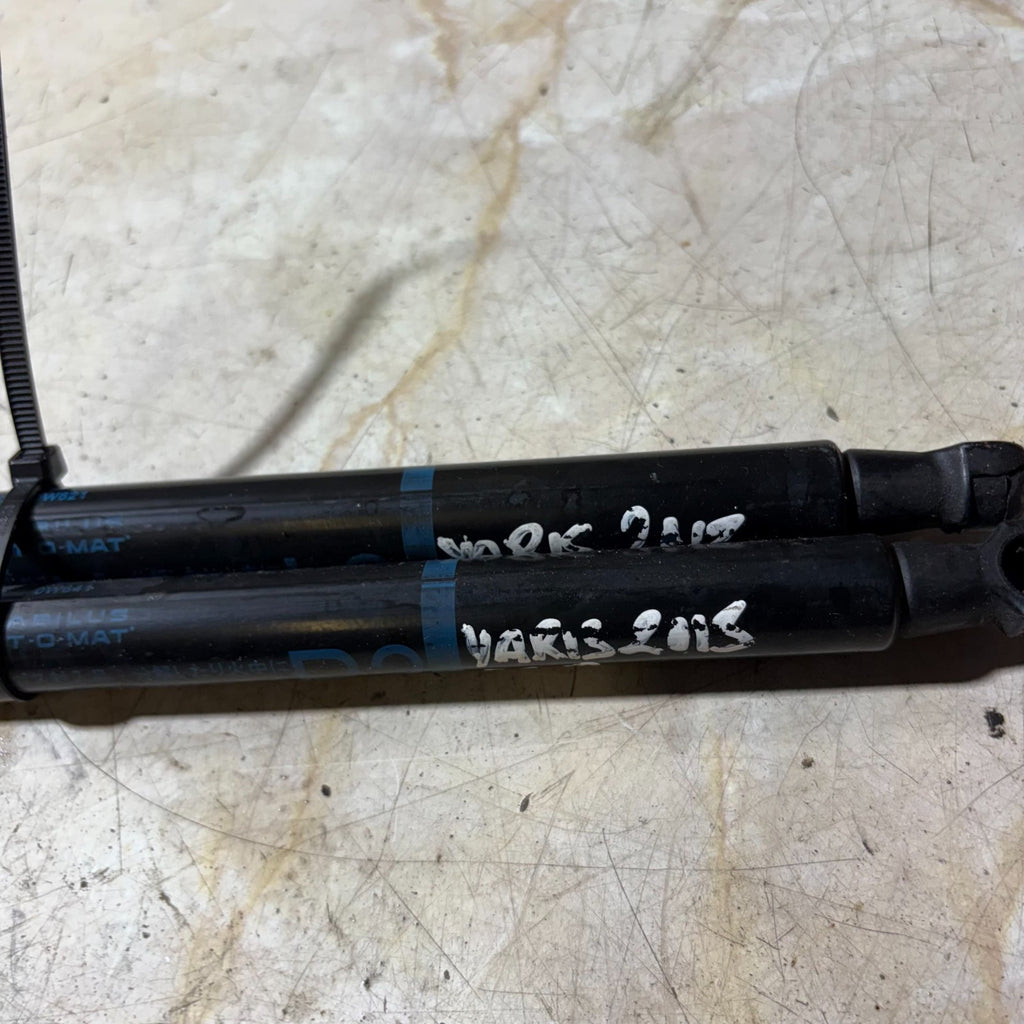 07-11 TOYOTA YARIS MK2 PAIR OF TAILGATE BOOT GAS STRUTS