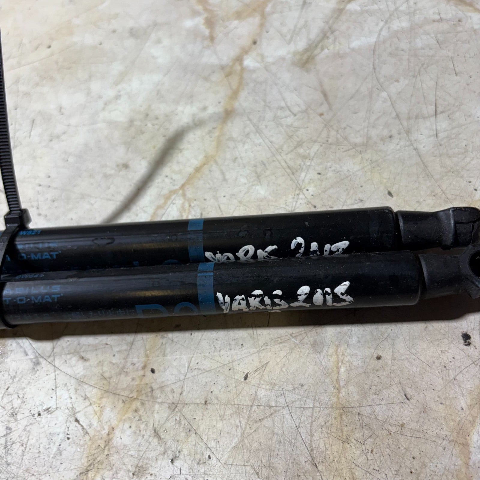 07-11 TOYOTA YARIS MK2 PAIR OF TAILGATE BOOT GAS STRUTS