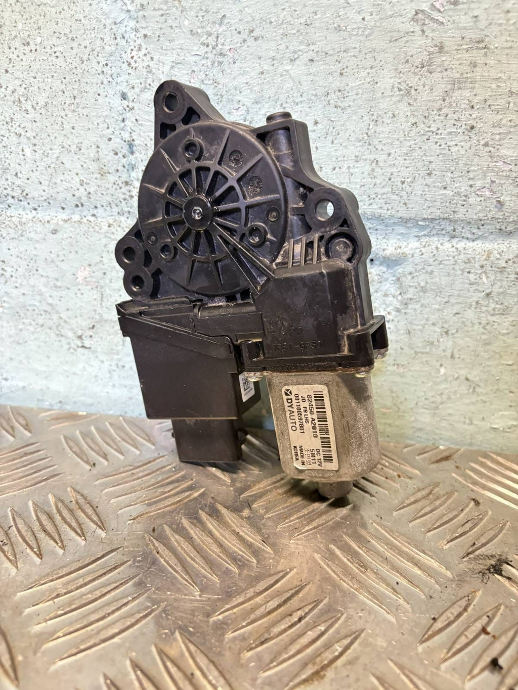 KIA Ceed 2016 Left front front window motor 82450A2010 SAD30177 (1943)