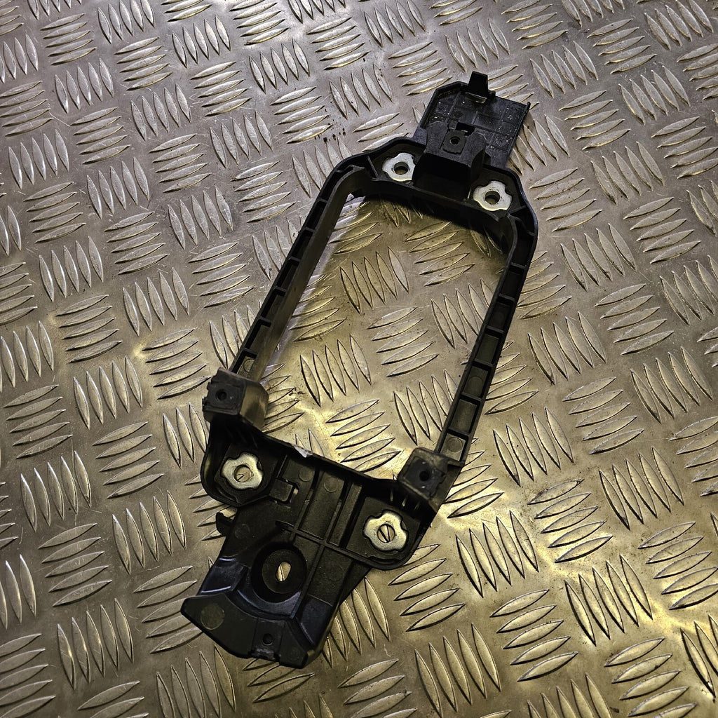 2010-15 AUDI A1 3DR 1.6 TDI GEAR SHIFT MOUNT SURROUND 8X0863531