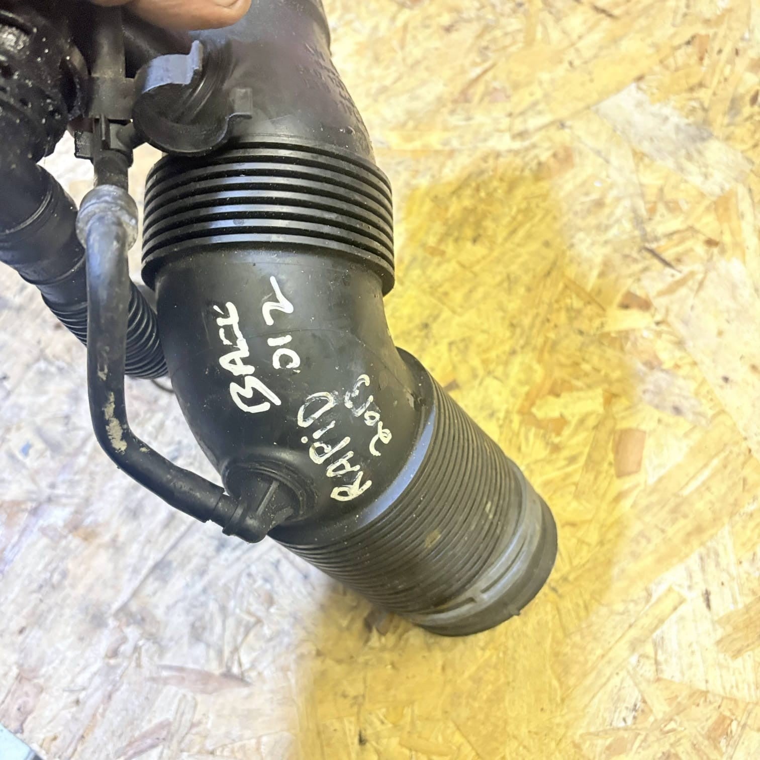 2013 AUDI A1 VW 1.6 CAY AIR INTAKE PIPE 6R0129654C
