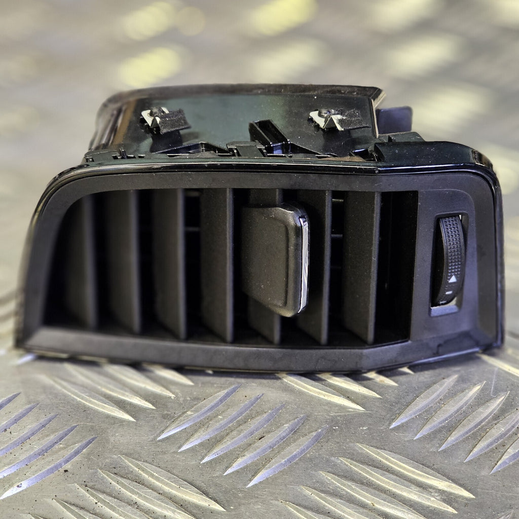 Skoda Karoq 2017-On RH Drivers Centre Airvent 57A820952A Black