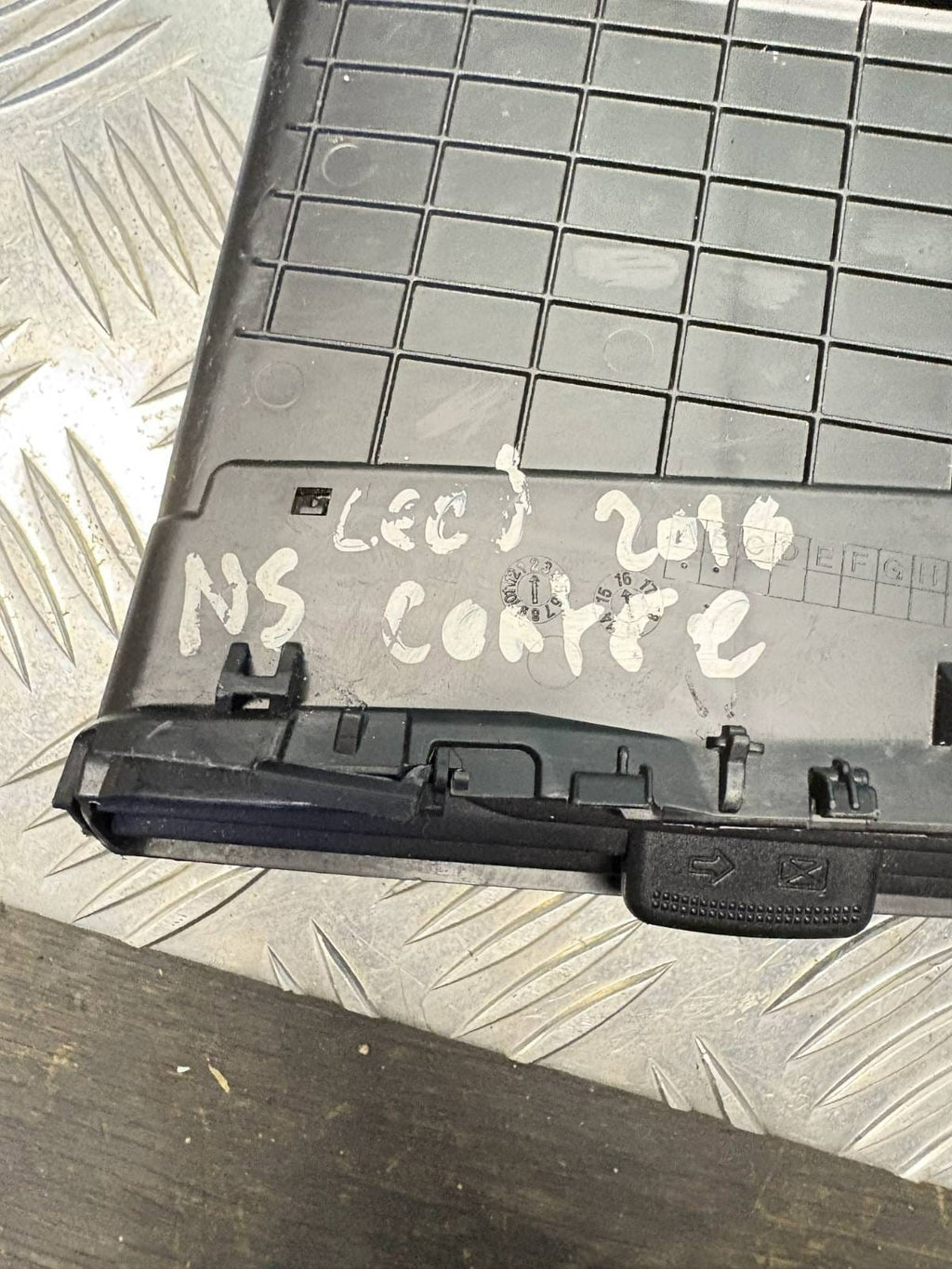 KIA CEED MK2 DASHBOARD CENTRE AIR VENT LEFT PASSENGER SIDE 2018 97410A2700 2016