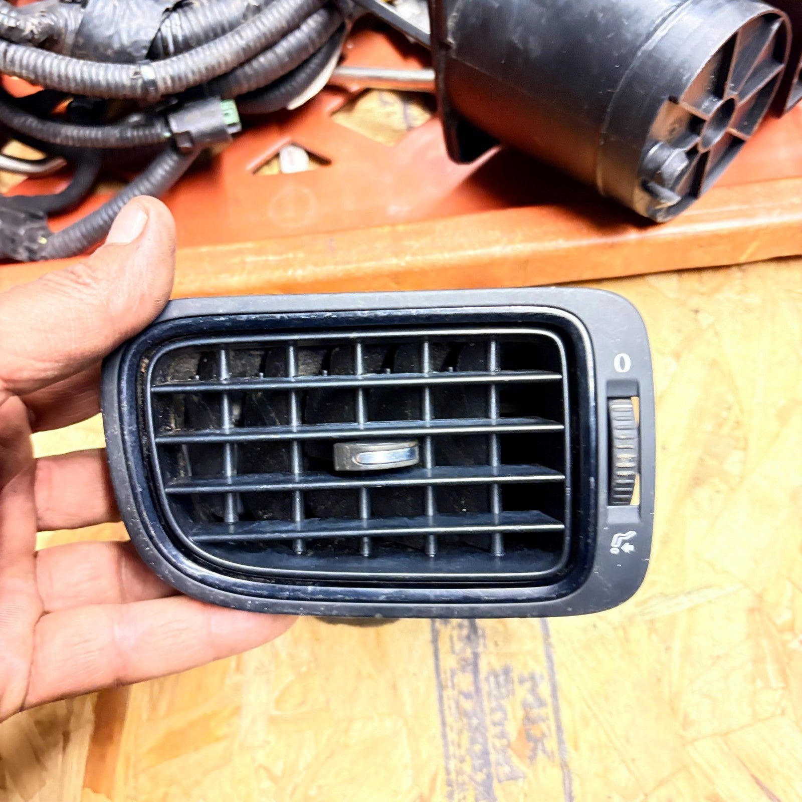 2009-2014 VW POLO 6R O/S DRIVERS SIDE DASH VENT 6RF 819 704 C