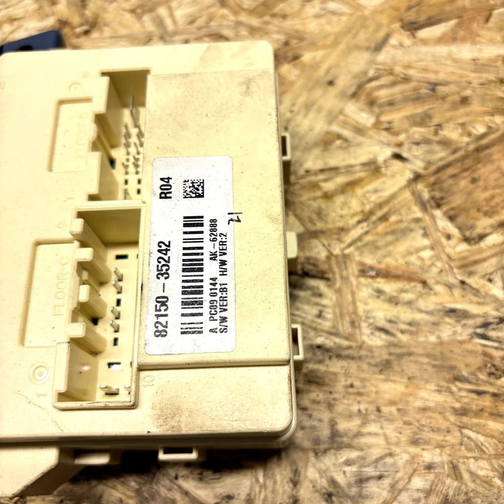 SsangYong Tivoli Relay Fuse Box Junction Box 82150-35242 (2017-2018) ELX 1.6