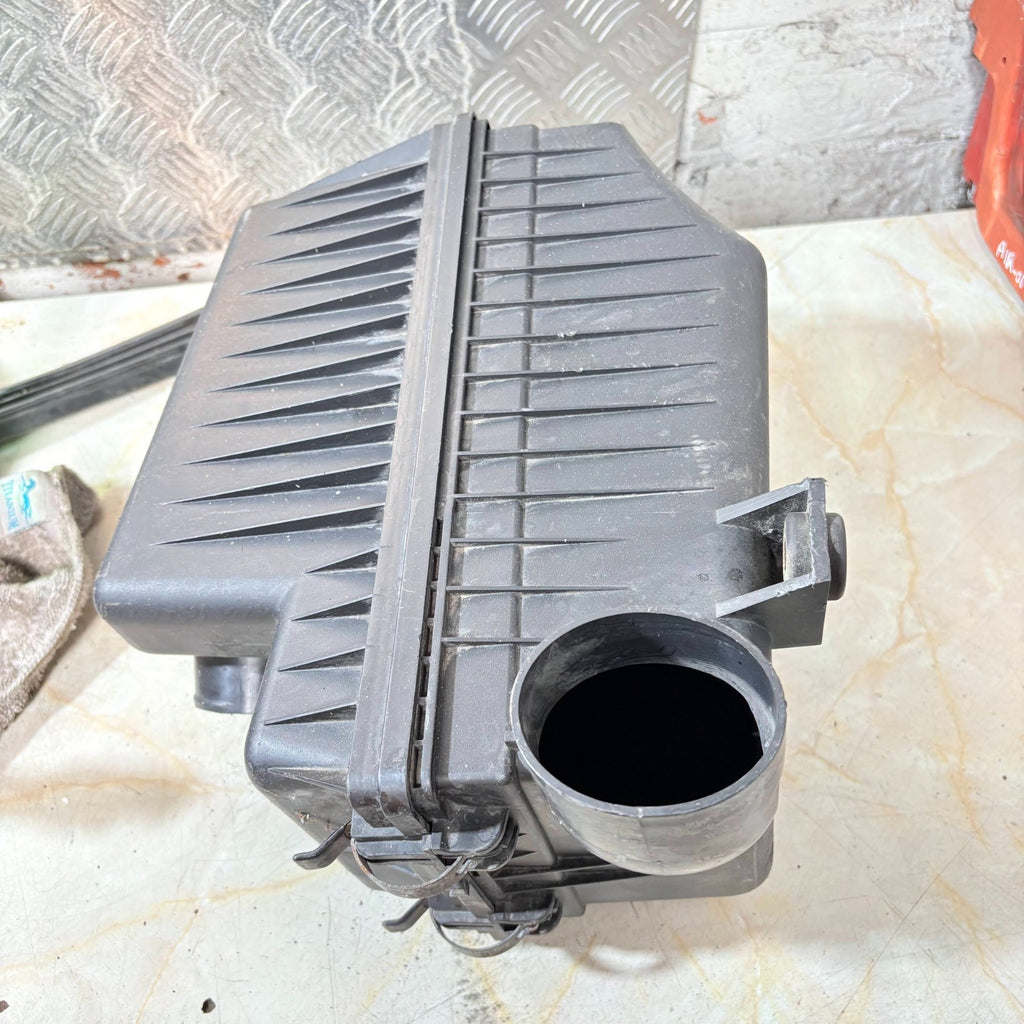 Kia Carens 2004 Air Filter Box OK2KB13320