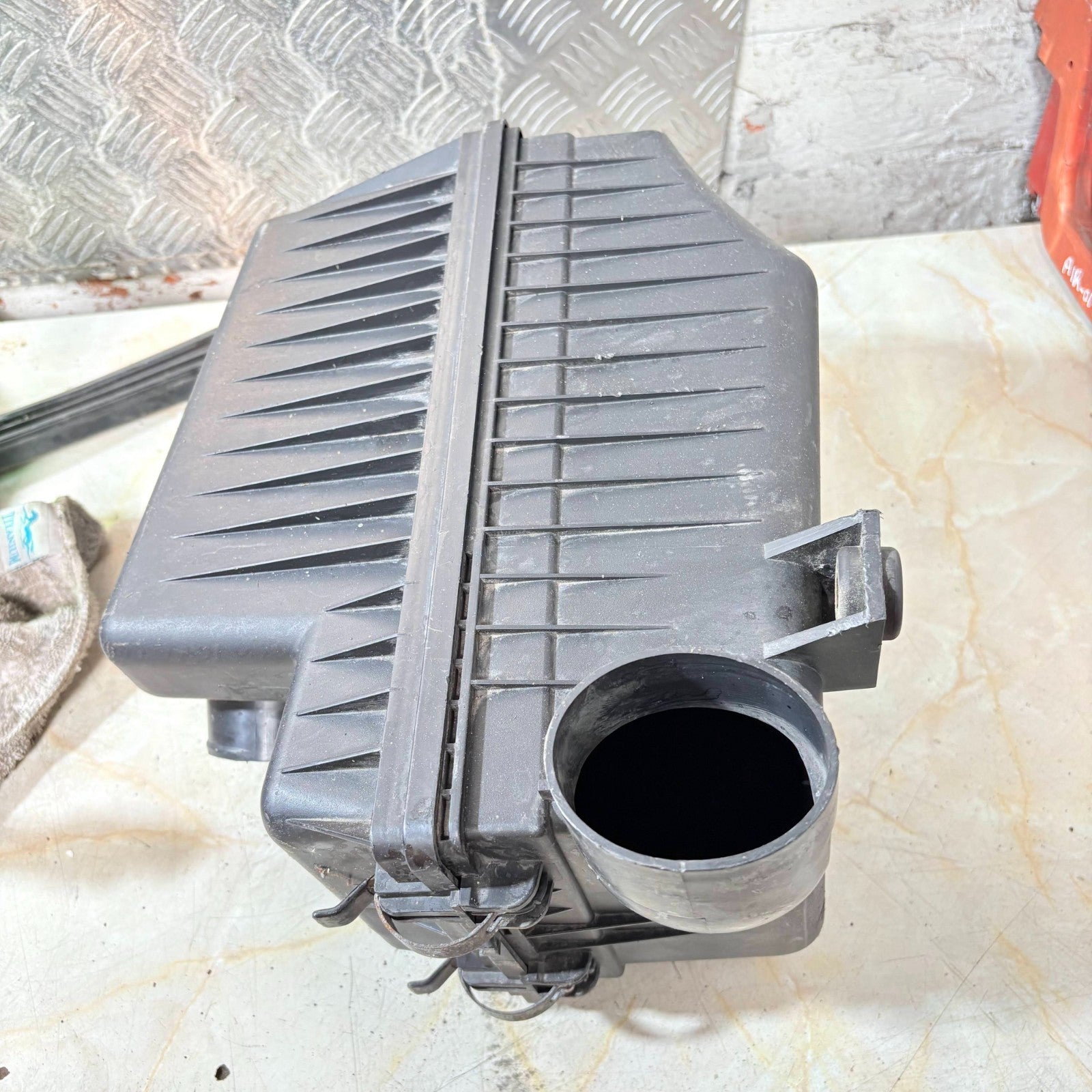 Kia Carens 2004 Air Filter Box OK2KB13320