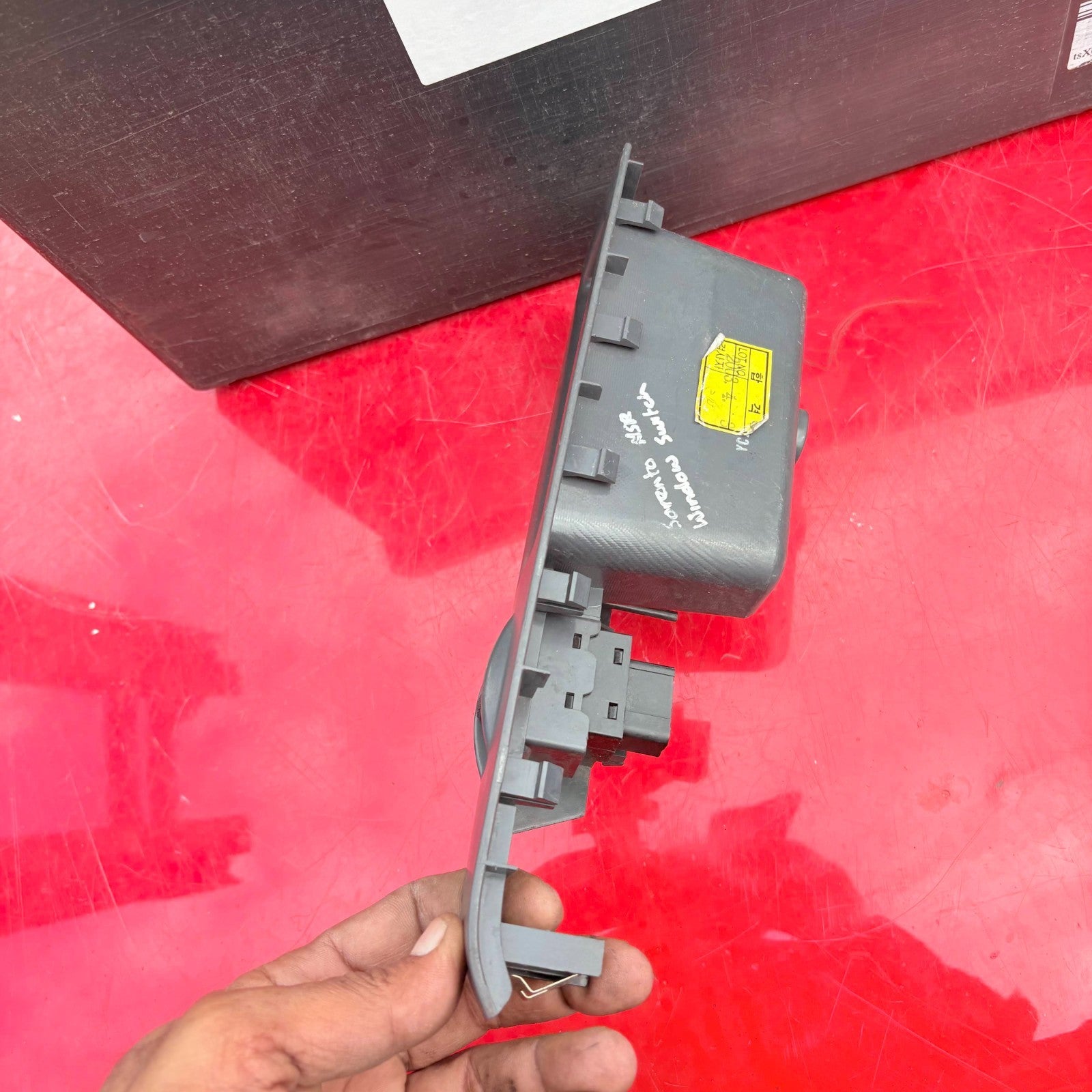 KIA SORENTO DOOR ELECTRIC WINDOW SWITCH LEFT REAR N/S/R 478520-1110