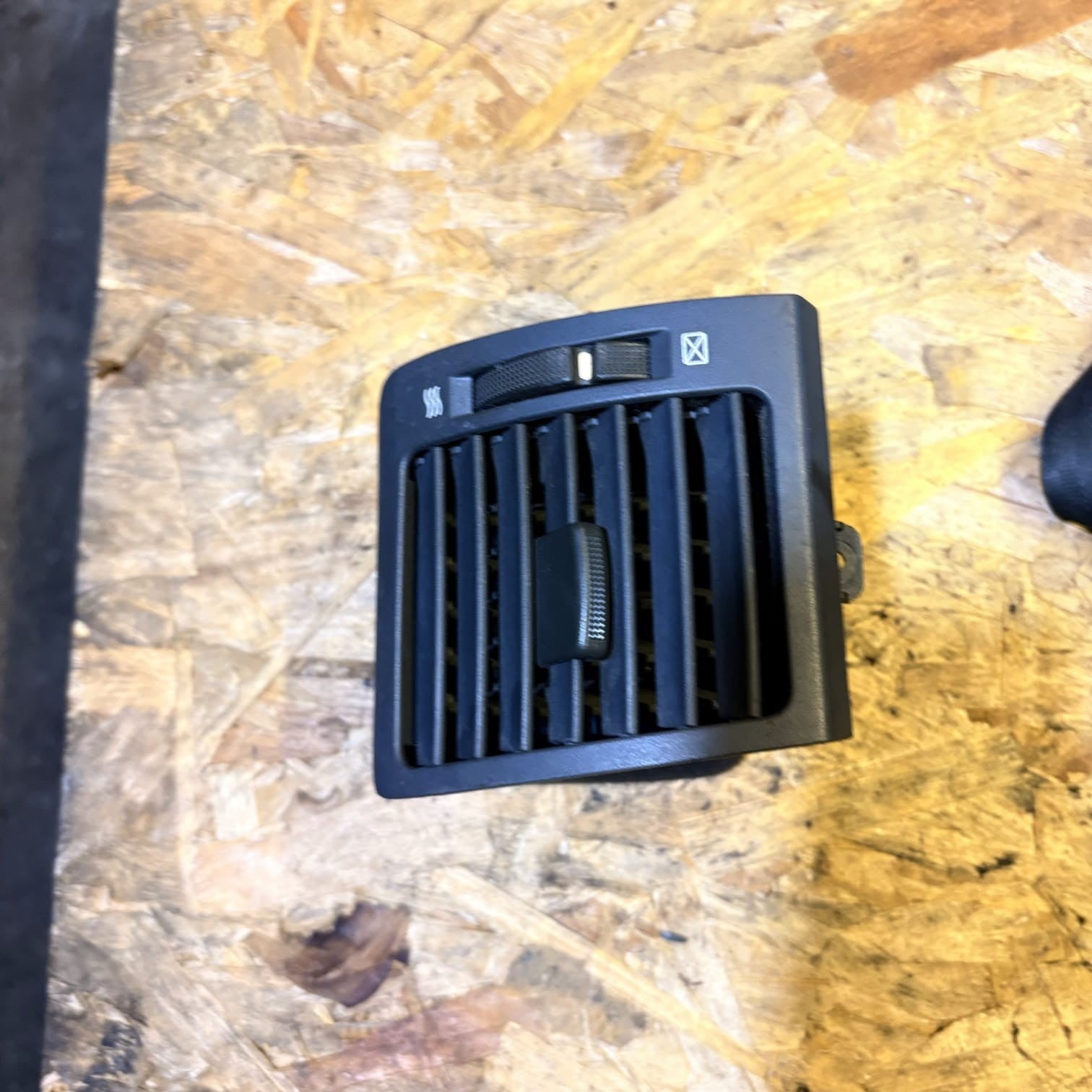KIA SORENTO DRIVER FRONT DASH AIR VENT 97490-3E000