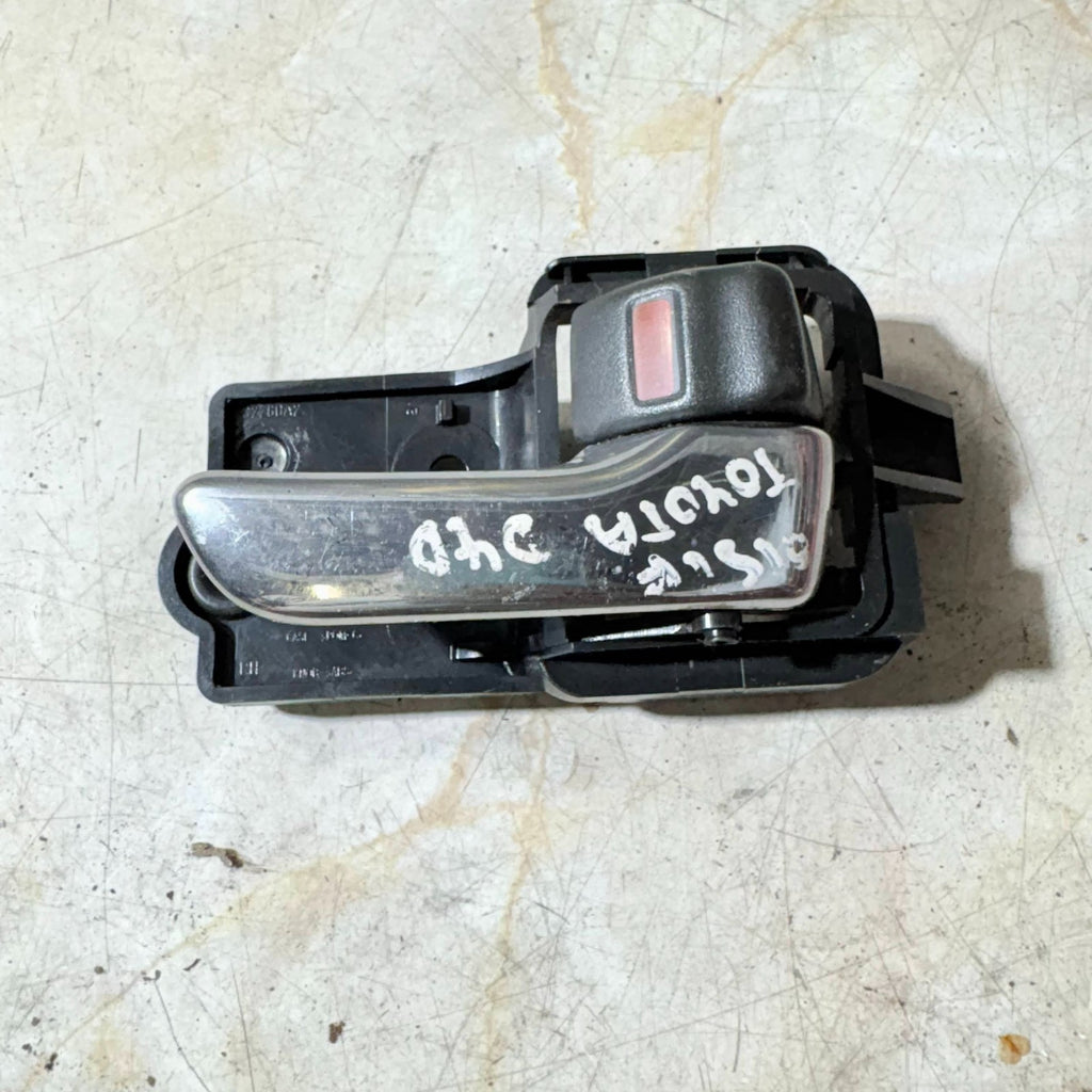 TOYOTA D4D LEFT FRONT PASSENGER SIDE INNER DOOR HANDLE N/S