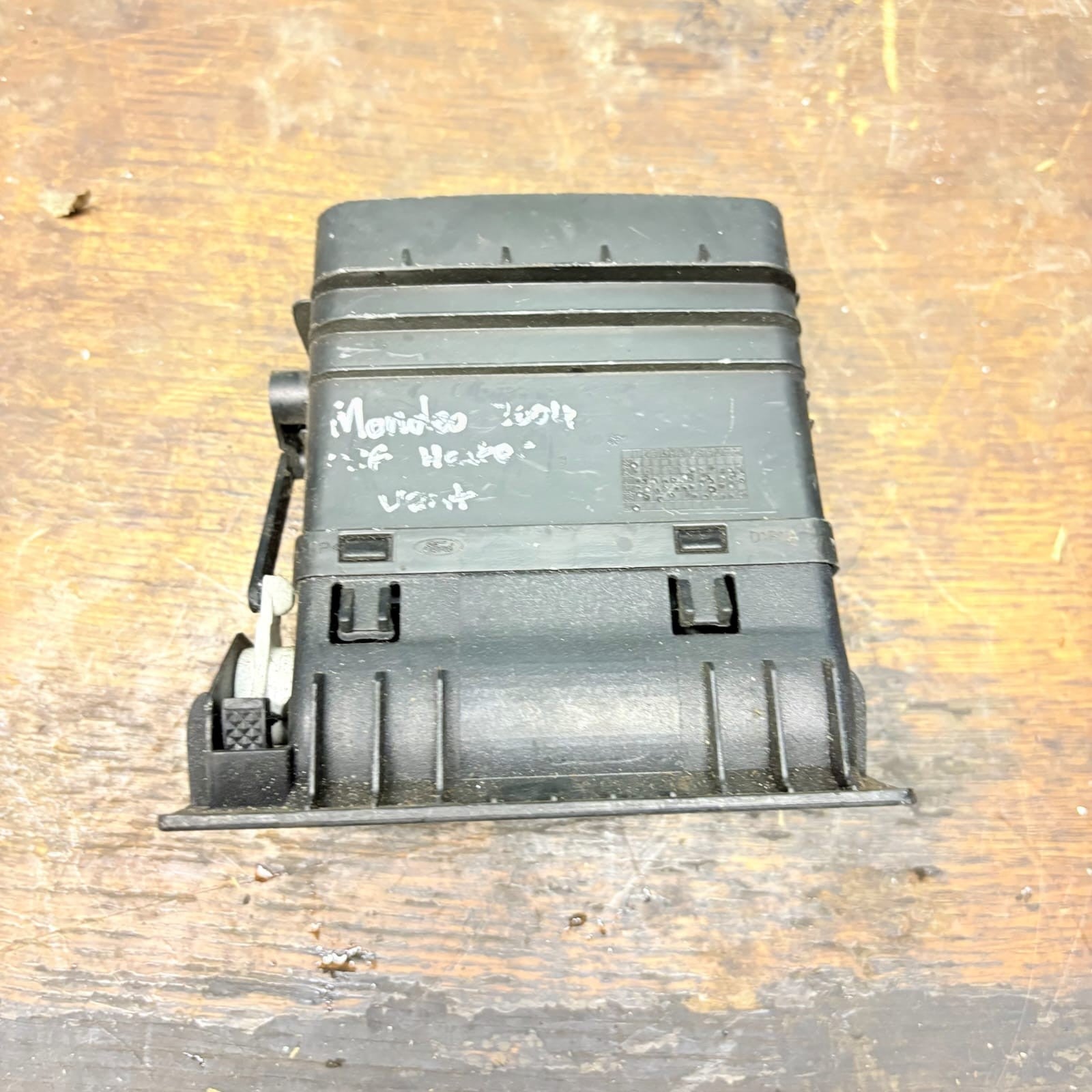 Toyota Corolla E120 E130 2004 front dash center air vent grill 8222