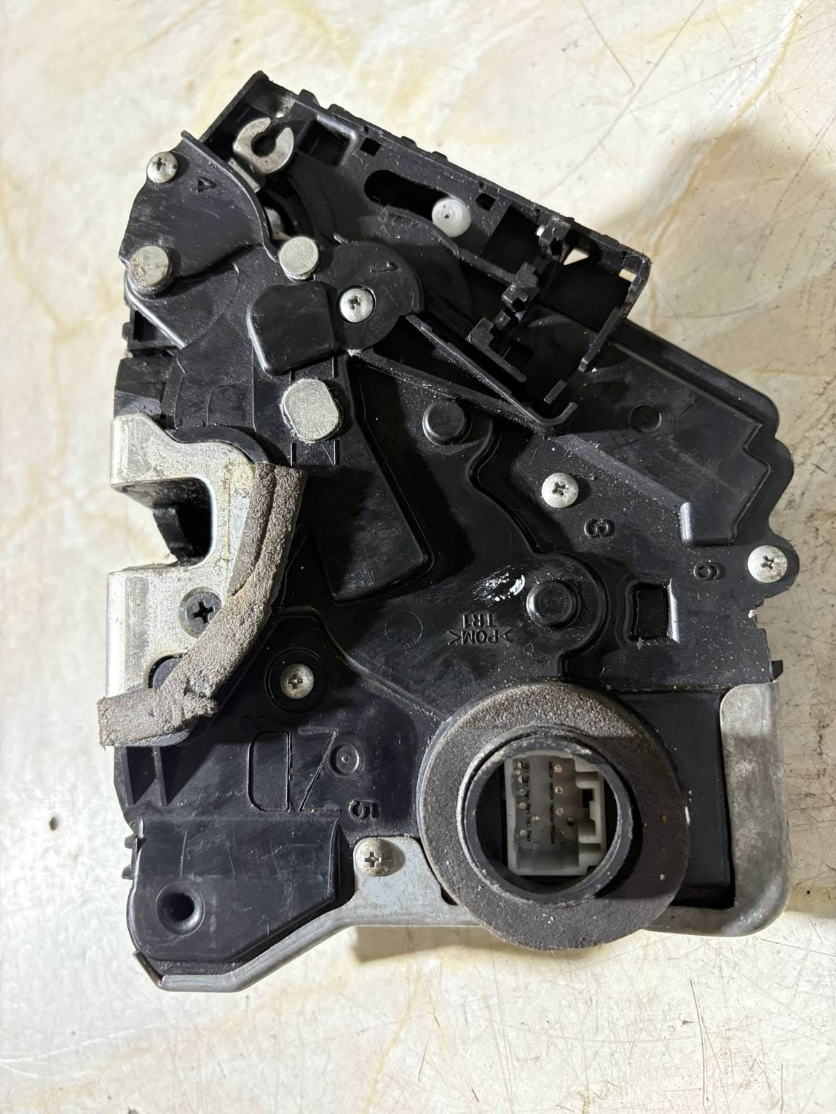 Toyota Prius 04-09 Mk2 O/S Drivers Front Door Lock Catch 6975047030 370133