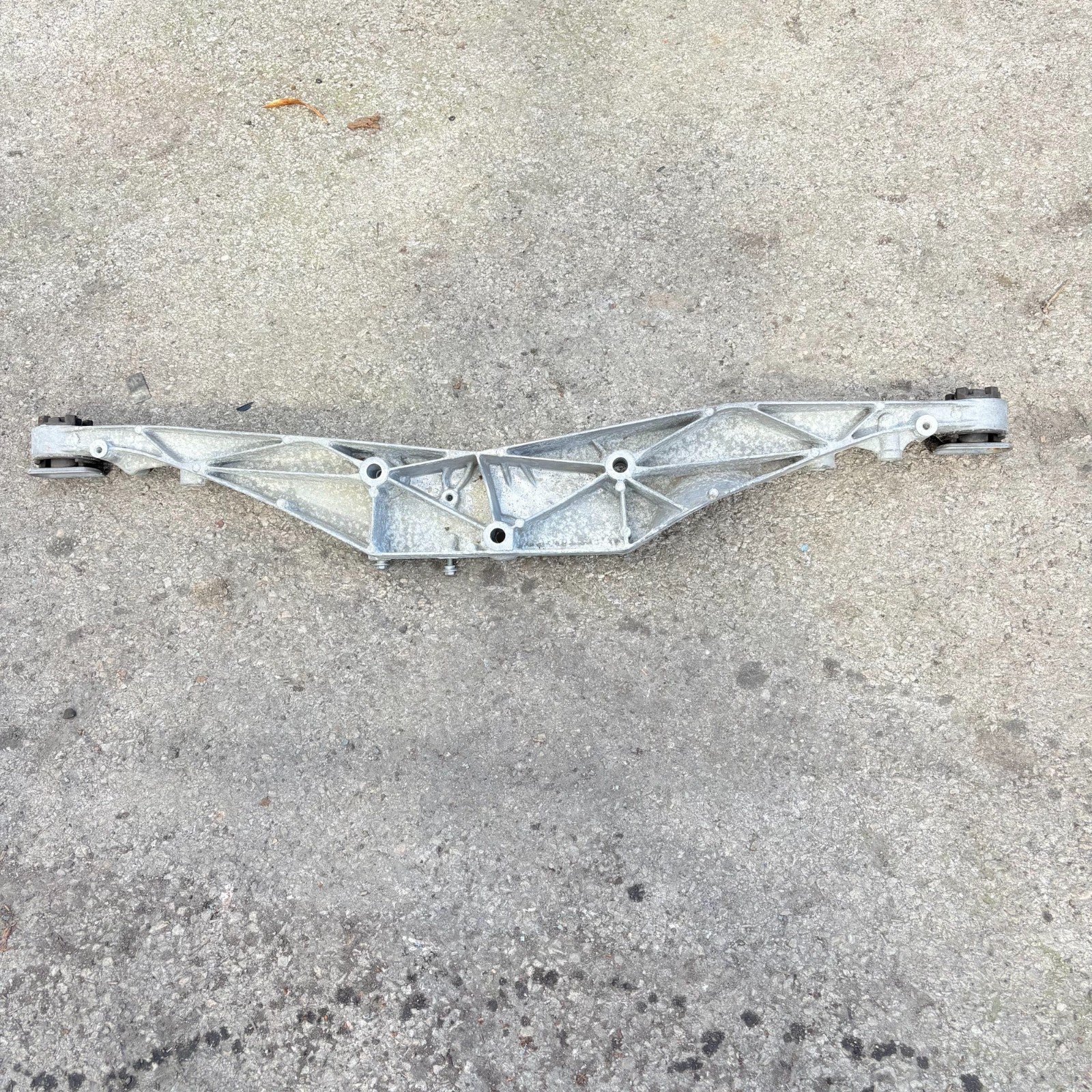 BMW Rear Differential/Diff Mount Bracket 3336 6852896