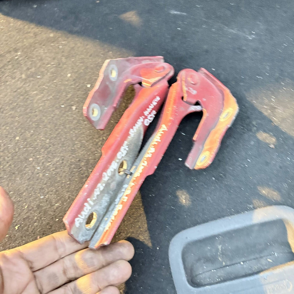 AUDI A3 8P 2006 BONNET HINGES BOTH OSF NSF SIDES 8P0823302B 8P0823301B