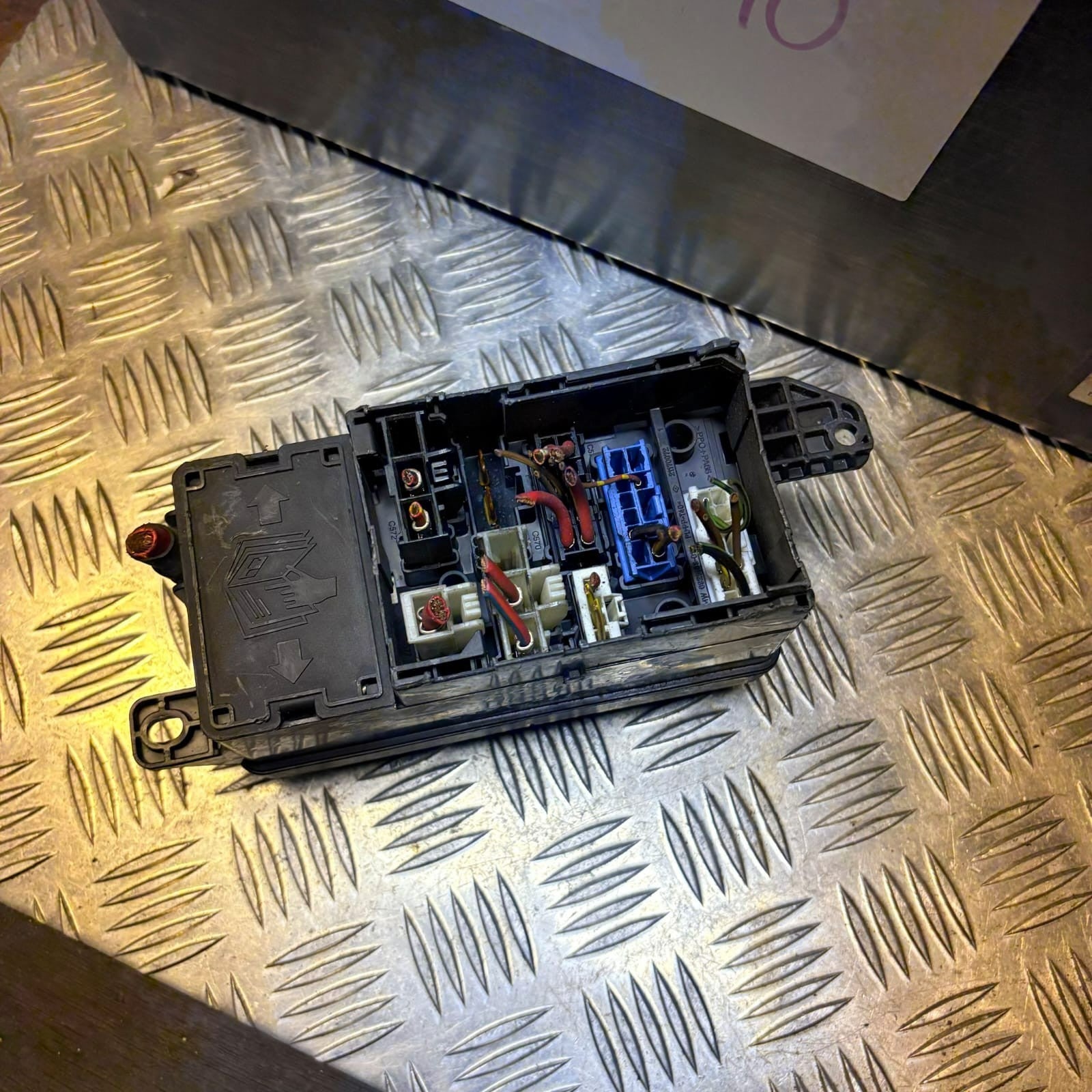 MINI COOPER ONE R50 2003 EXTERNAL UNDER BONNET ENGINE BAY FUSE BOX 142664