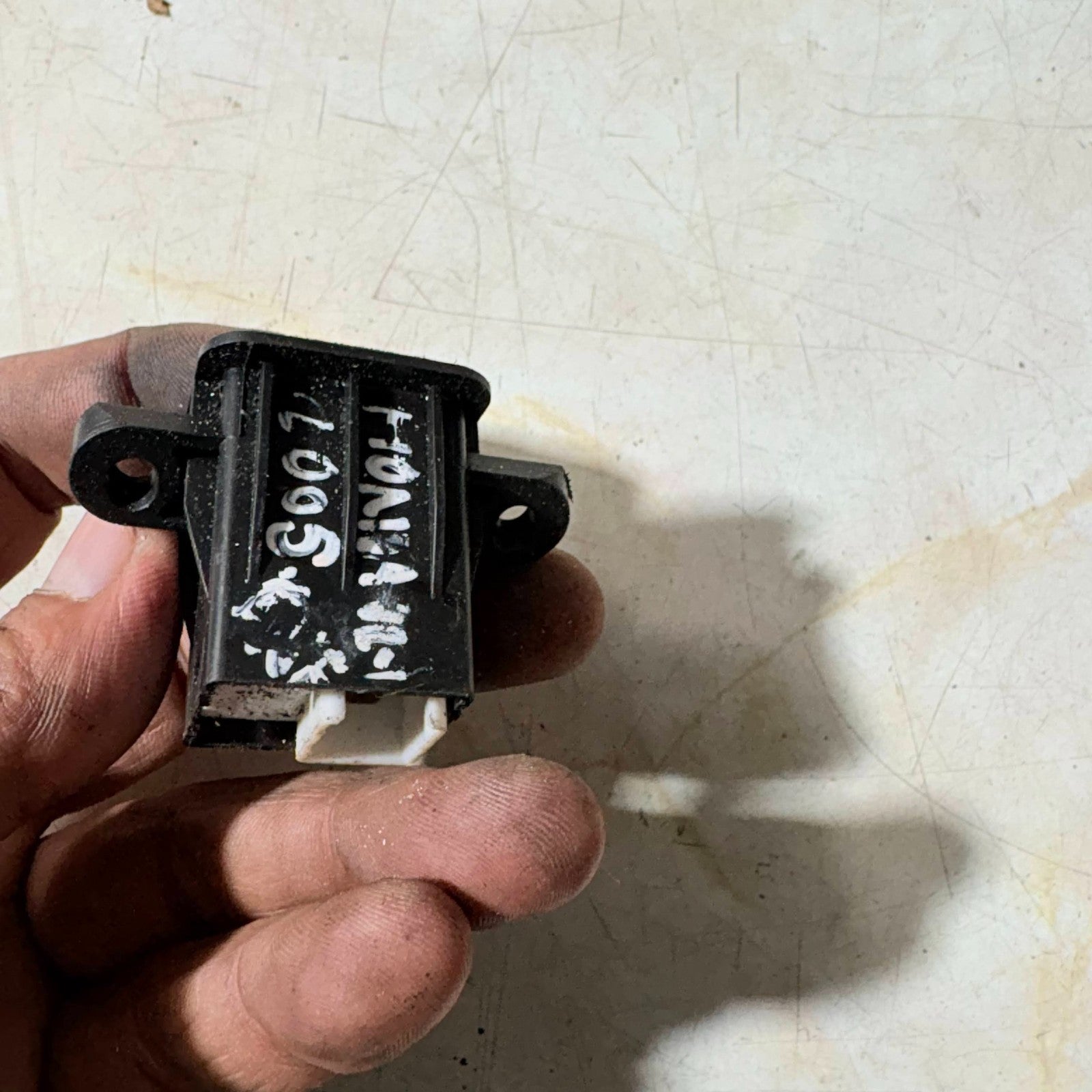 HONDA CR-V 2002-2006 MK2 BOOT LID OPEN SWITCH BUTTON
