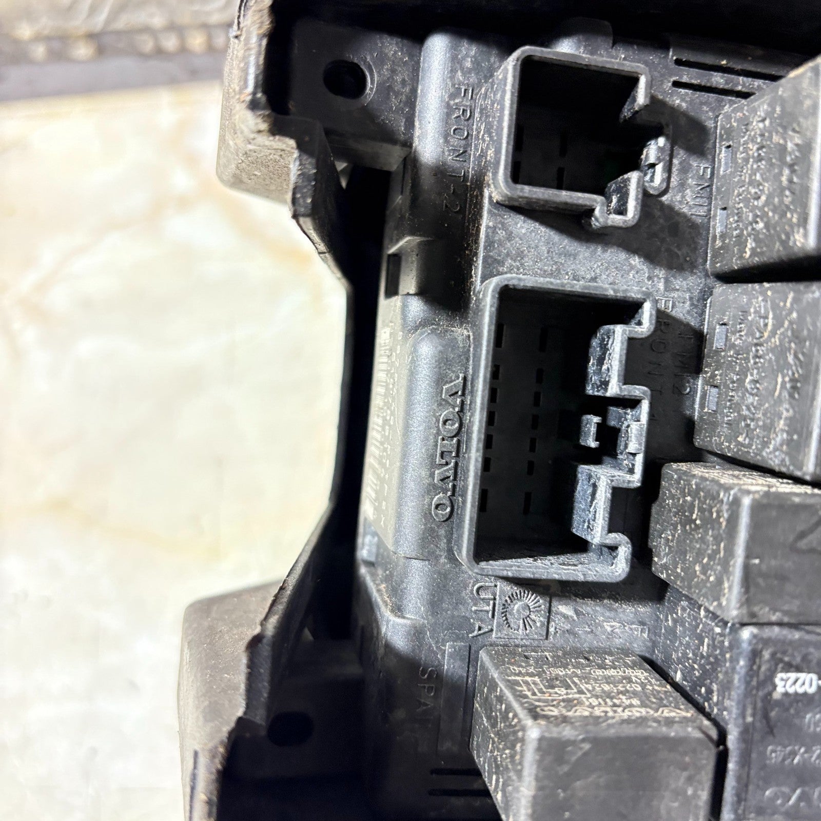 9494210 Volvo S60 MK1 V70 MK2 2000-2005 Engine Bay Fuse Box Terminal Module