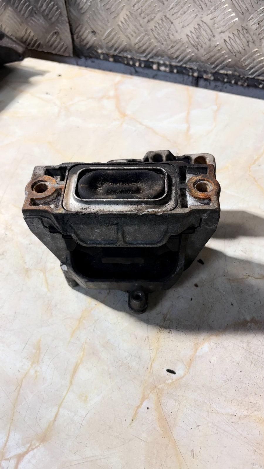 Skoda Octavia Mk3 Right Driver Side Engine Mount 1K0199262 18-20 Hatch Estate 1