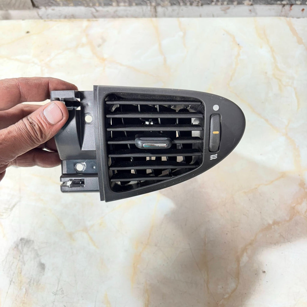 Jaguar x-type passenger side dash air vent assembly 2006