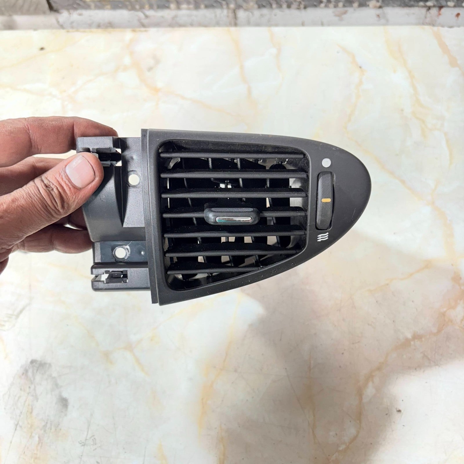 Jaguar x-type passenger side dash air vent assembly 2006