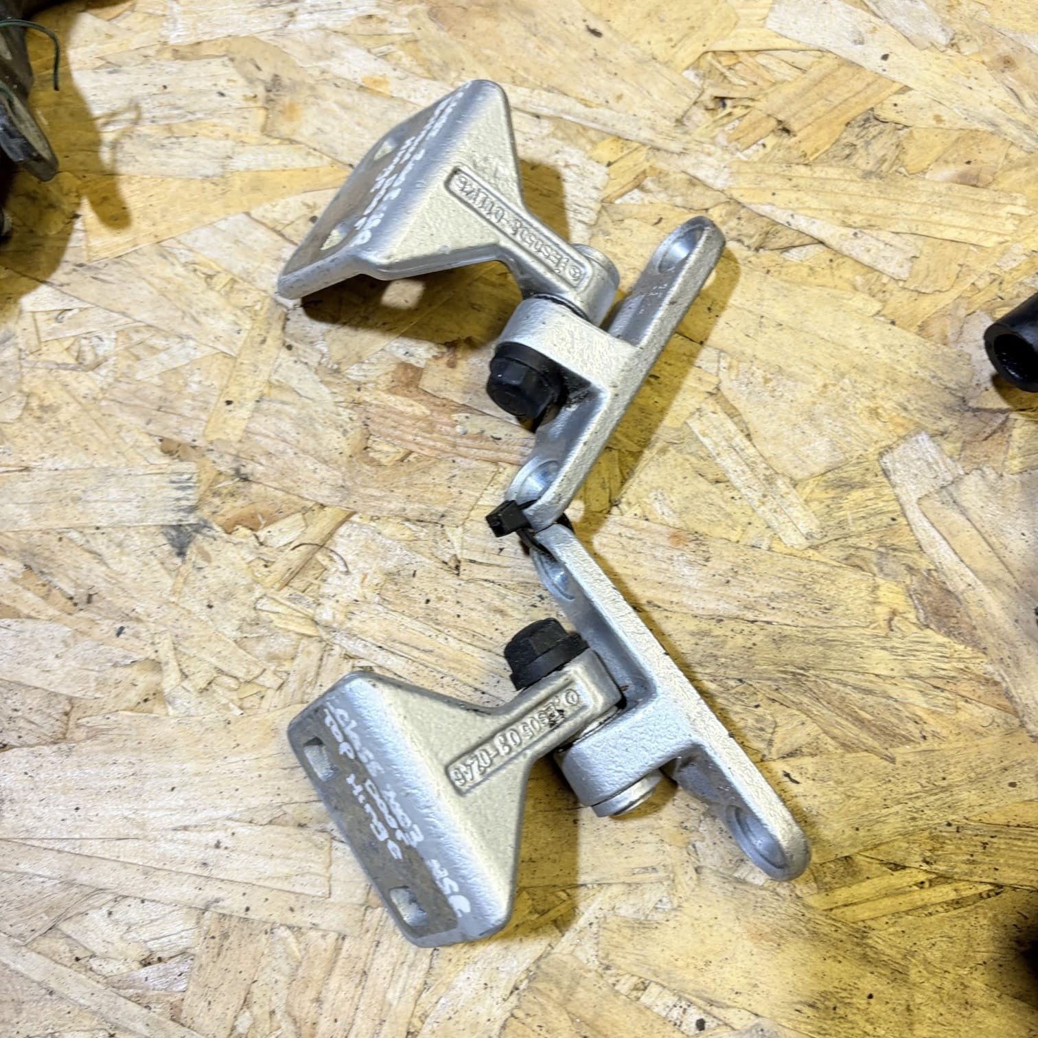 MERCEDES CLS W219 NSR PASSENGER FRONT REAR DOOR HINGE HINGES