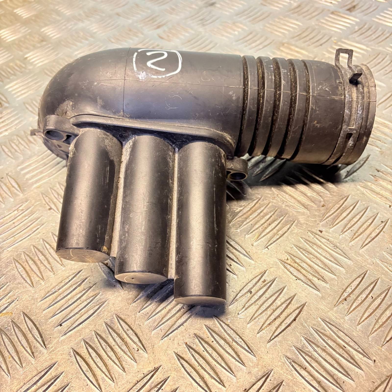 VW AUDI SKODA FABIA SEAT IBIZA AIR INTAKE BOX PIPE HOSE DUST 04E129651C