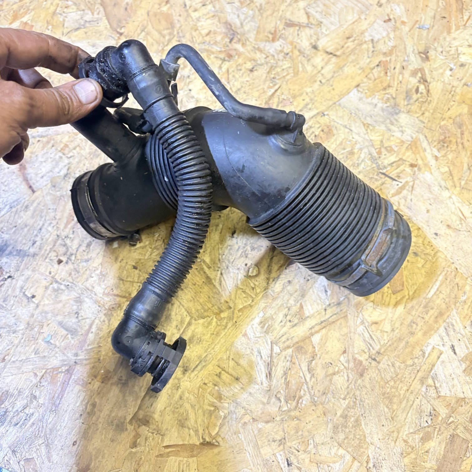 2013 AUDI A1 VW 1.6 CAY AIR INTAKE PIPE 6R0129654C