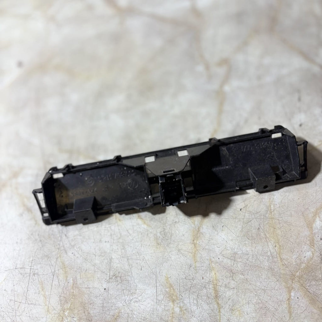 VW Passat Variant (3C5) 2.0 TDI 4motion Switch Hazard Indicator 05818-000 GENUI