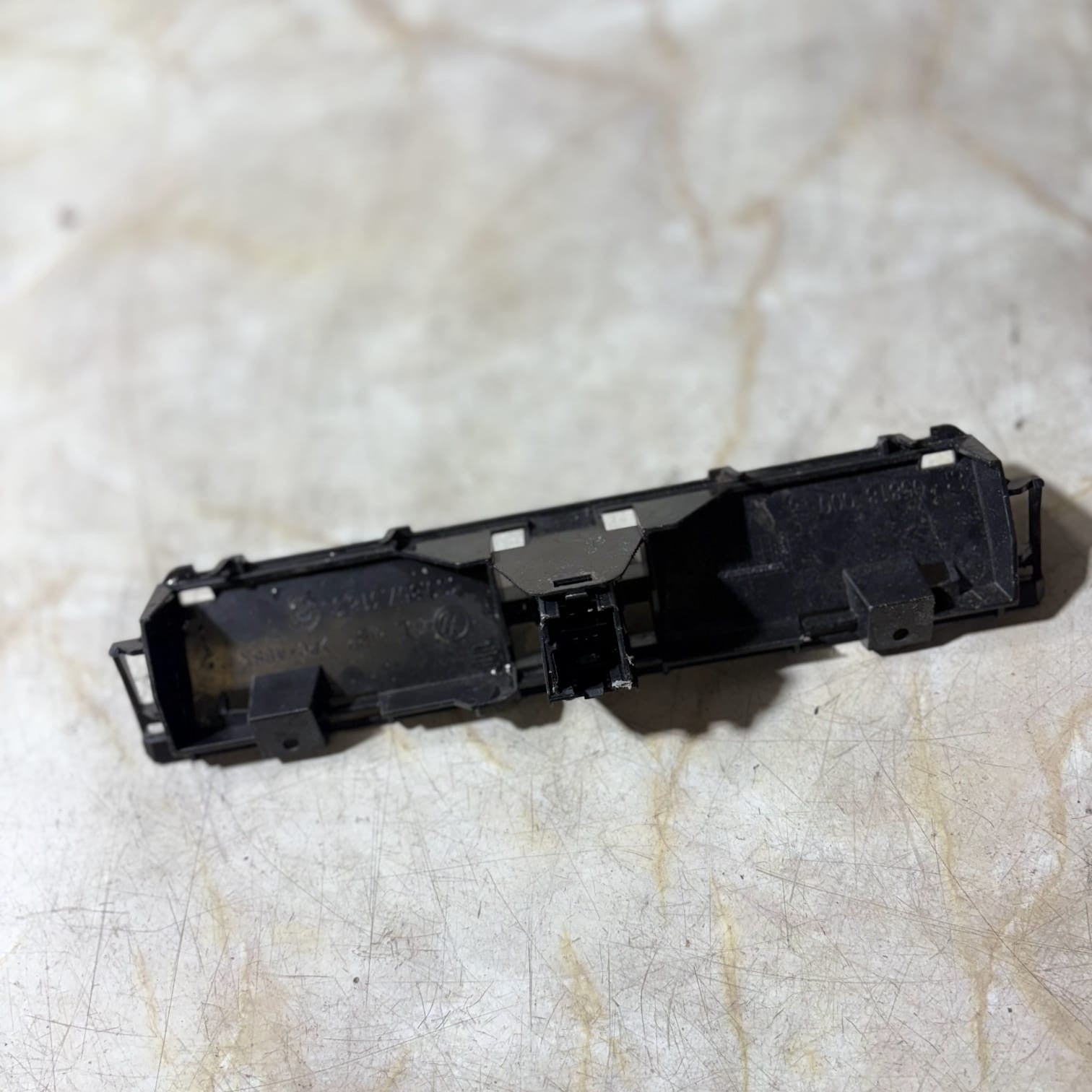 VW Passat Variant (3C5) 2.0 TDI 4motion Switch Hazard Indicator 05818-000 GENUI