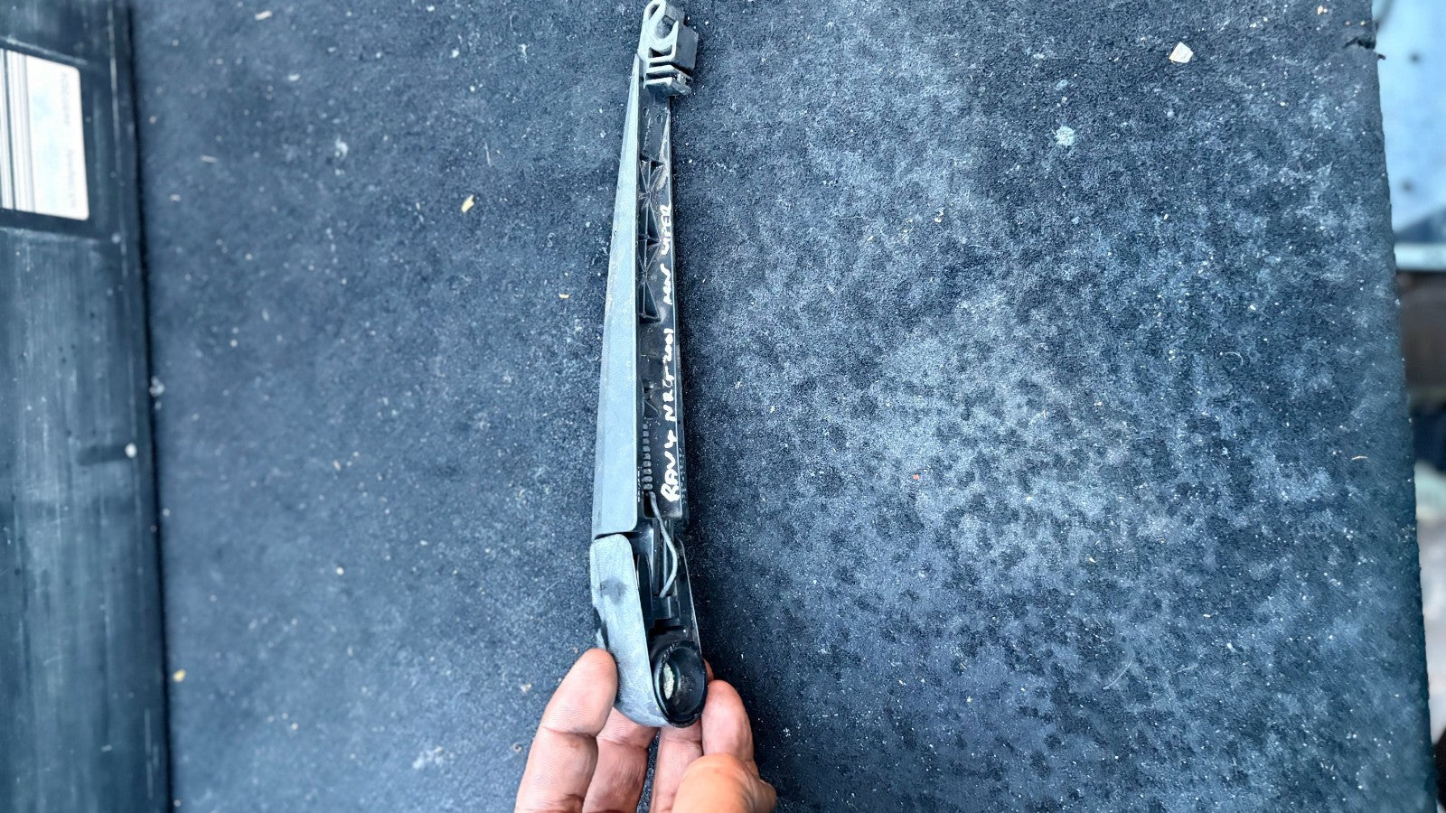 Toyota RAV4 Rear Wiper Arm Assembly 2000-2005 XA20 Tailgate 85241-42040