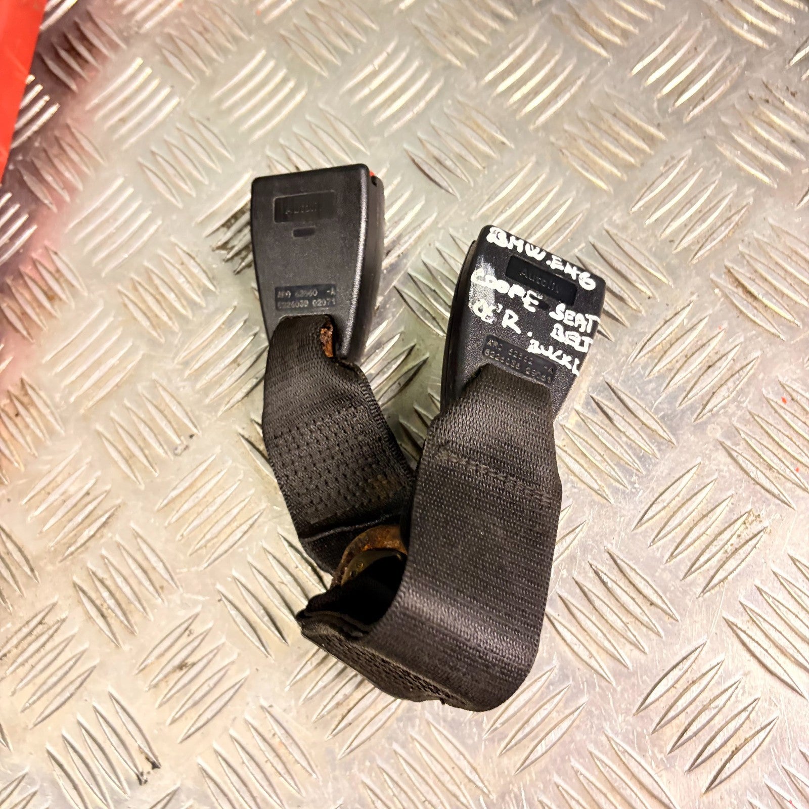 BMW 3 Series E46 Coupe Rear Seatbelt Buckle Right Centre 8226039